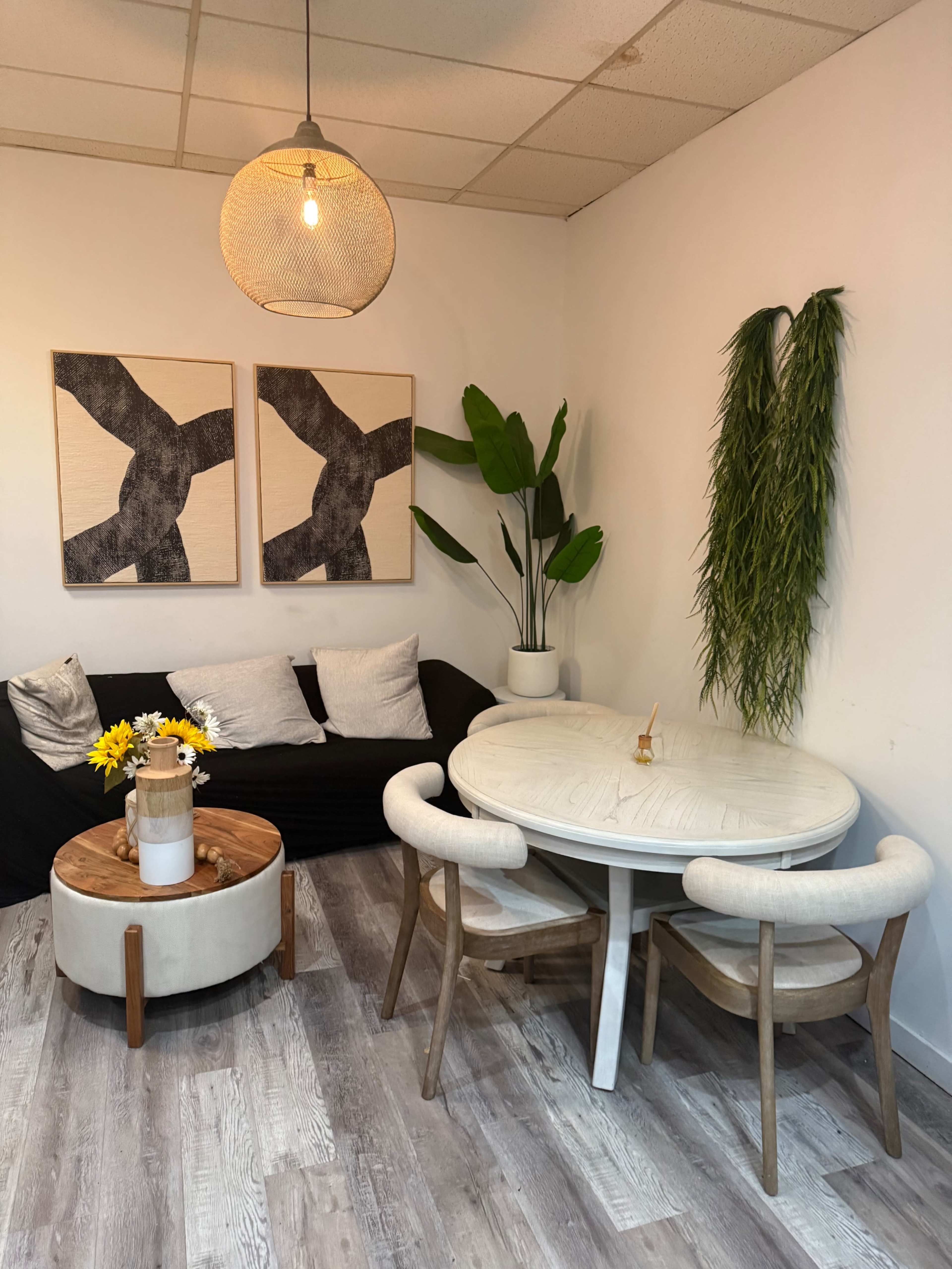 Aesthetic Lifestyle Space in Evergreen Park – Ideal for Content, Pop-Ups, Small Gatherings and parties and private events Image in Orland Township, Orland Park, IL