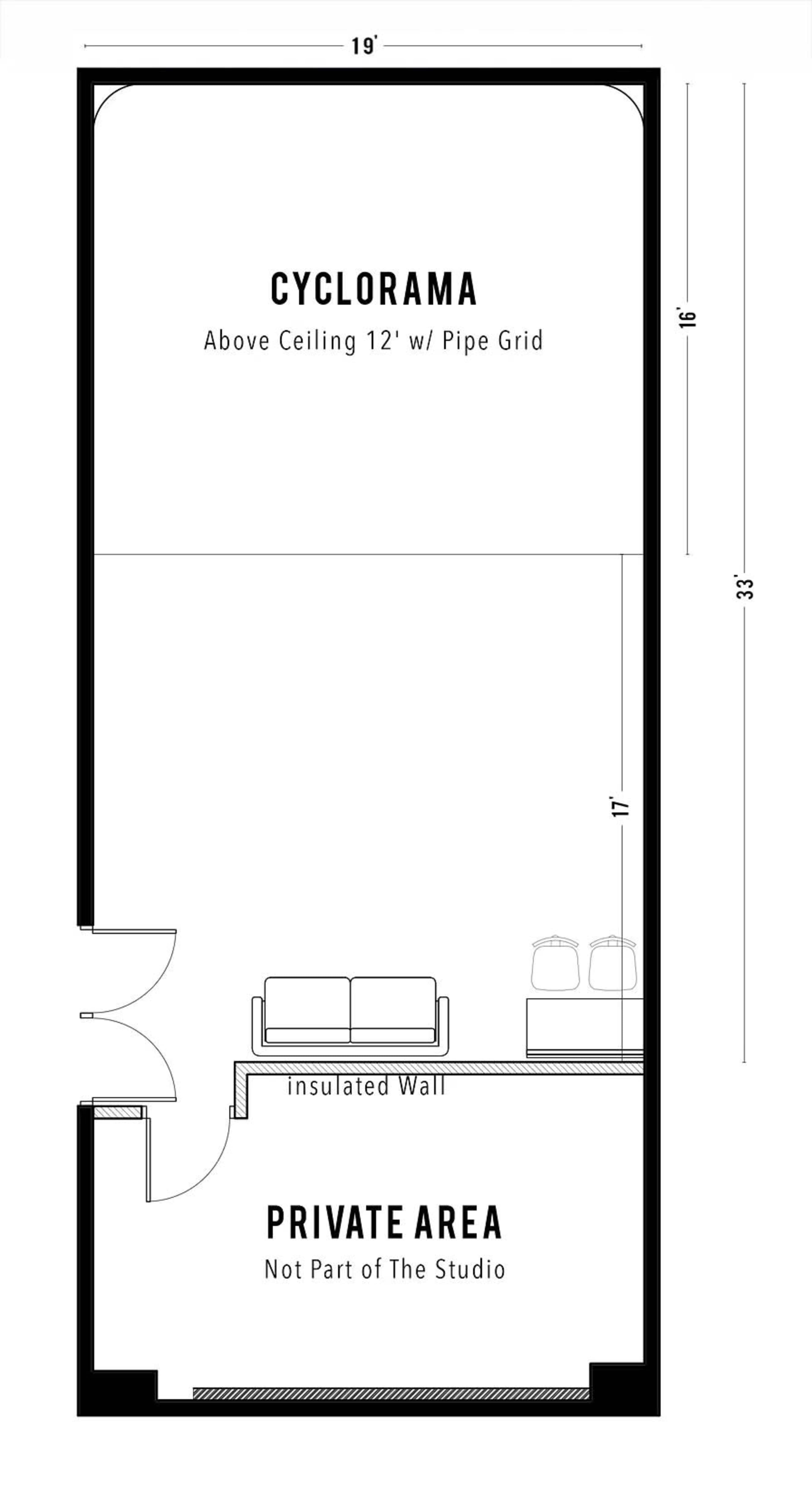 The diagram illustrates a floor plan layout of a studio space featuring a cyclorama, a private area, and specified dimensions.