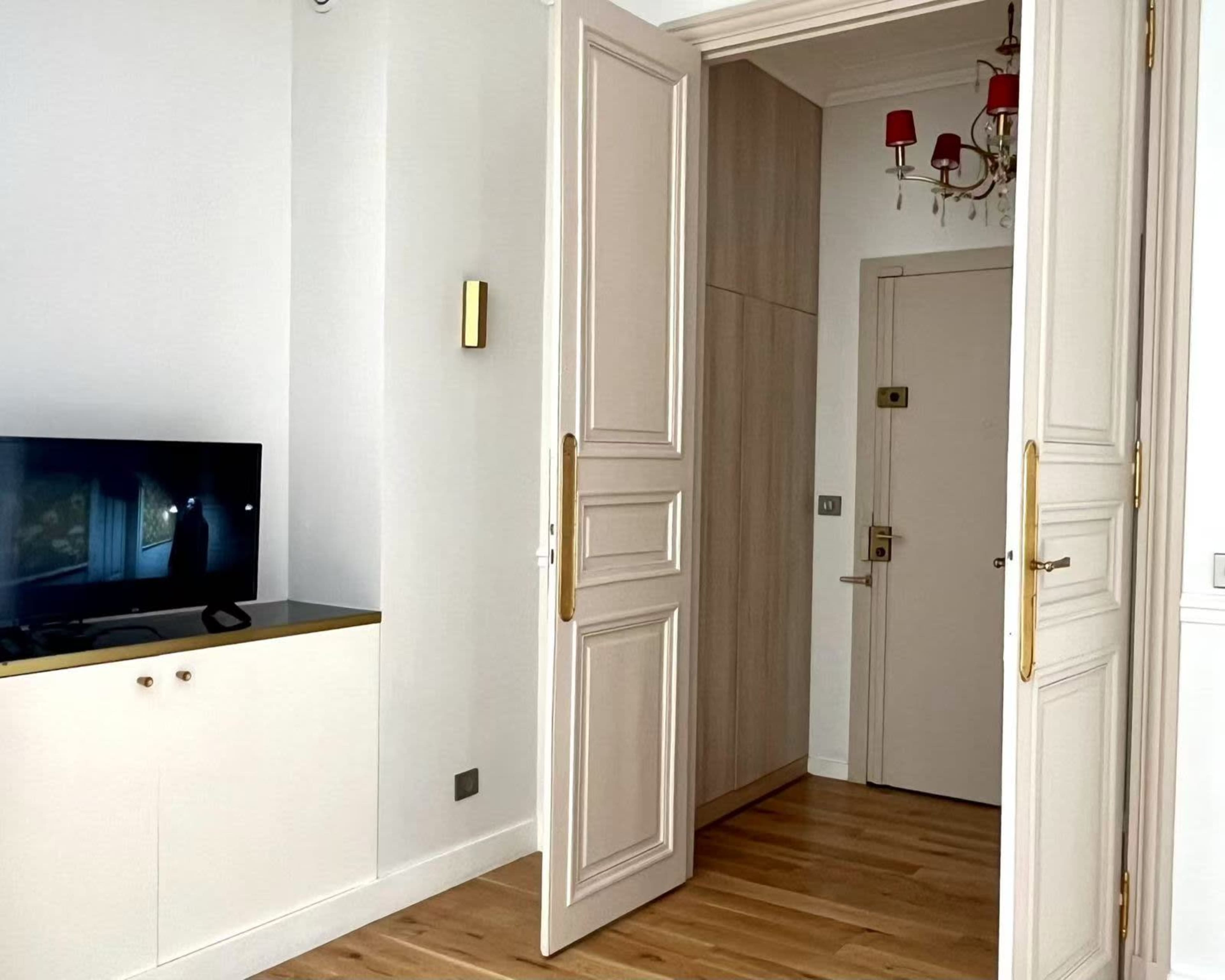 Studio en plein Triangle d'Or avec vue sur cour Image in Champs-Élysées, paris