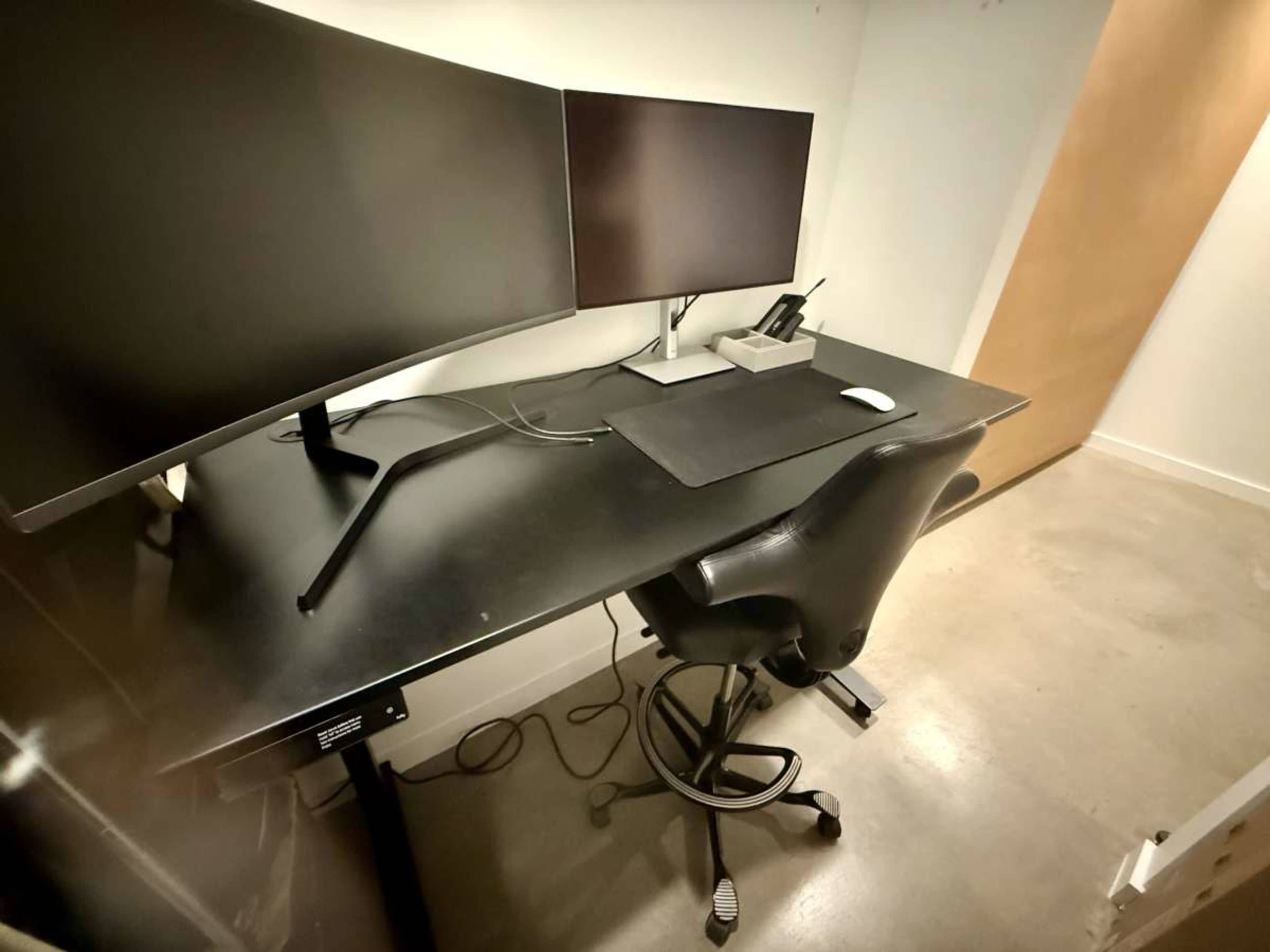 Minimalist Photo Studio w/ Bold Backdrops & Cozy Lounge – Perfect for Creatives Image in Dallas Downtown Historic District, Dallas, TX