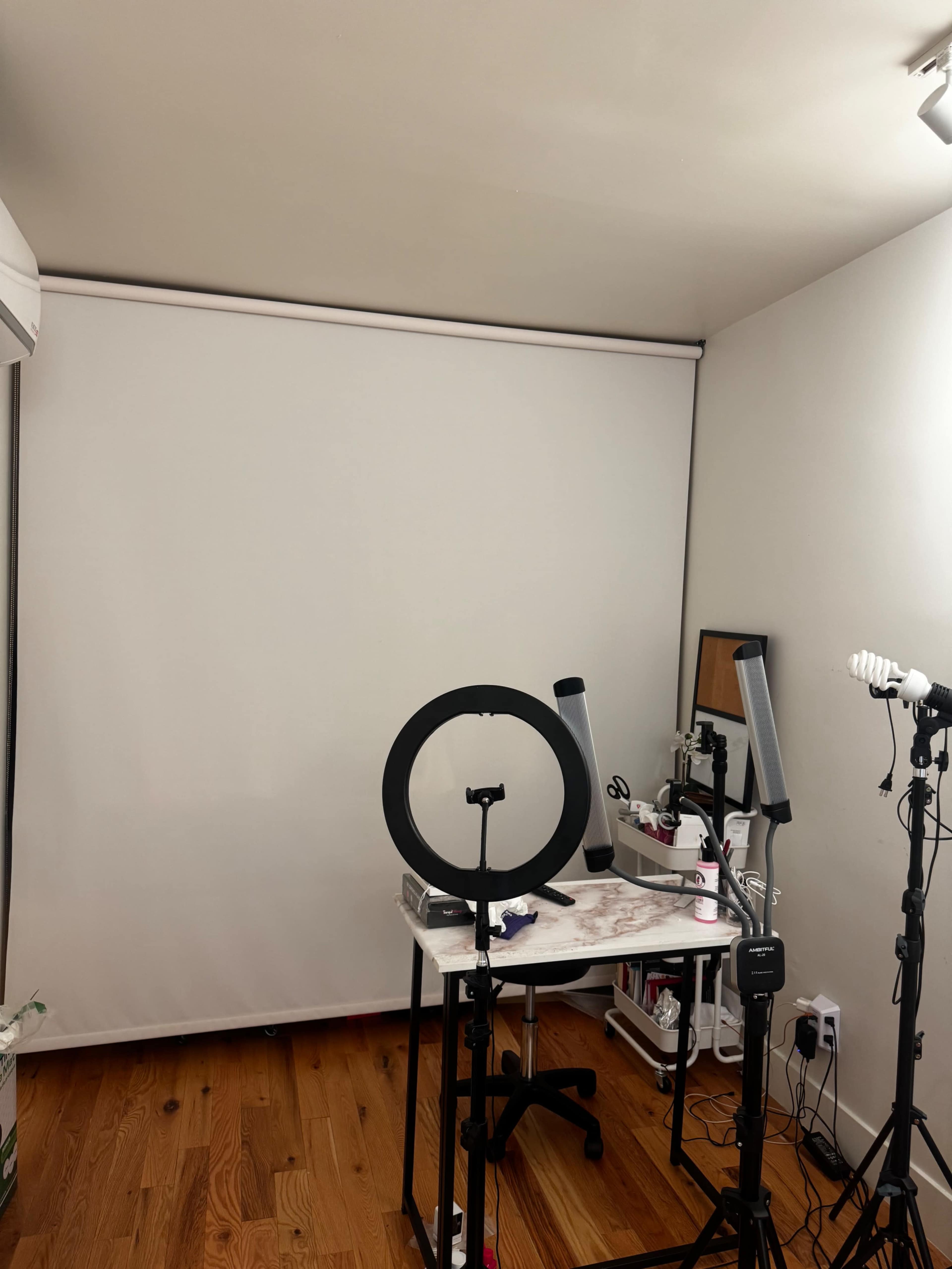 Modern Apartment with direct sunlight Image in Koreatown, Los Angeles, CA