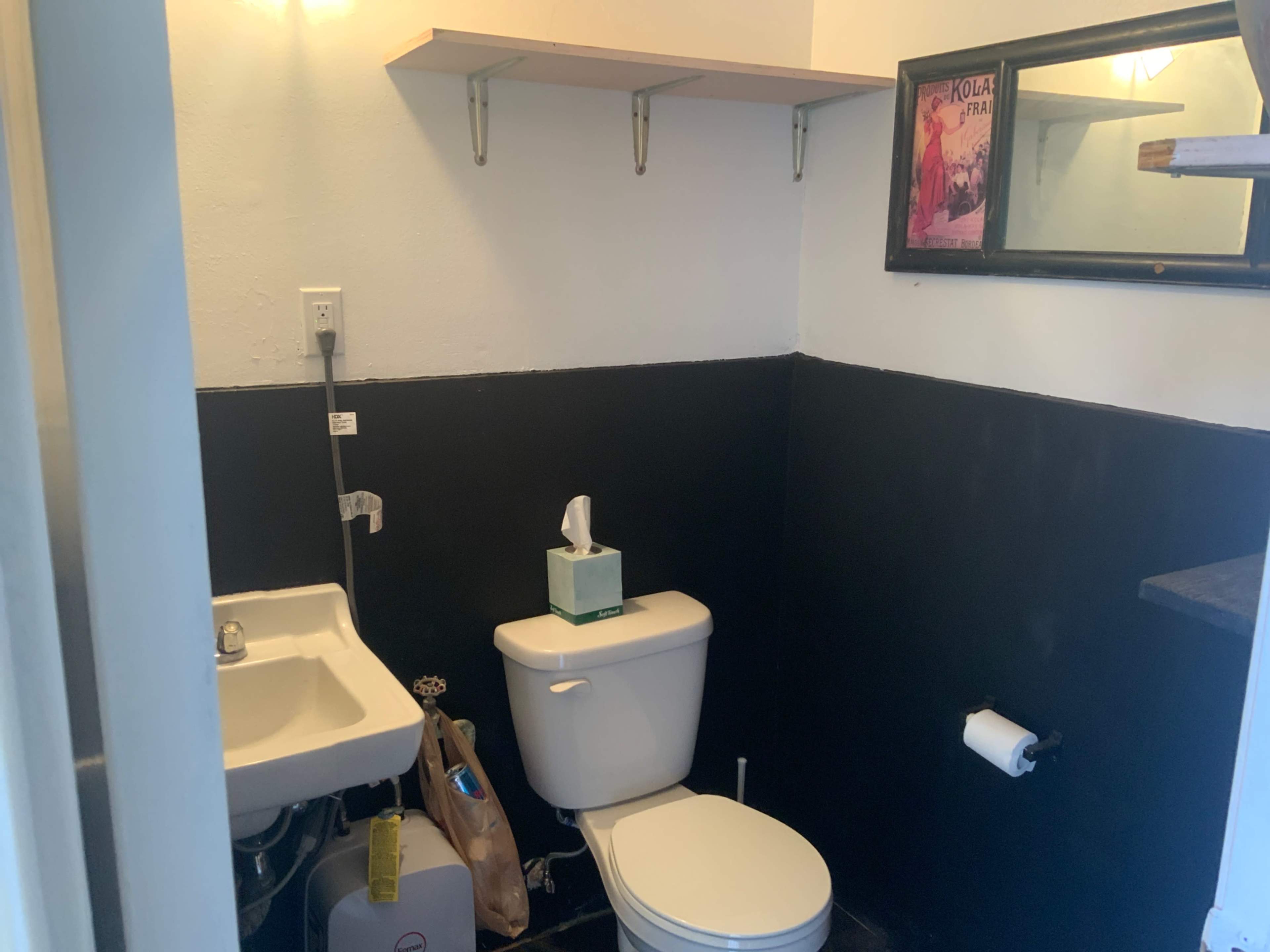 Beautiful medium size gallery space in central Costa Mesa Image in East Side Costa Mesa, Costa Mesa, CA