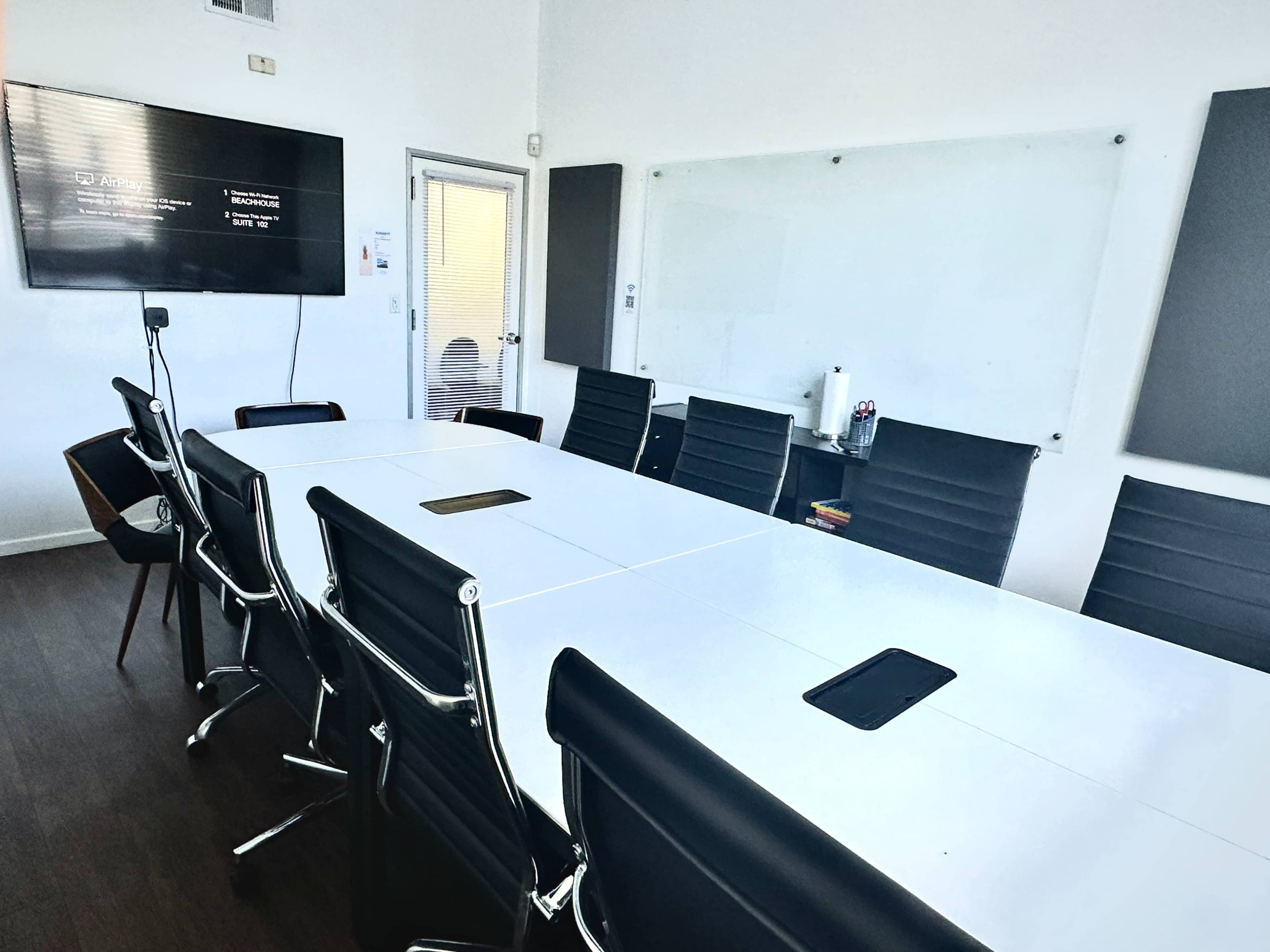 Medium Team Office with lot's of Natural Light Image in Ocean Park, Santa Monica, CA