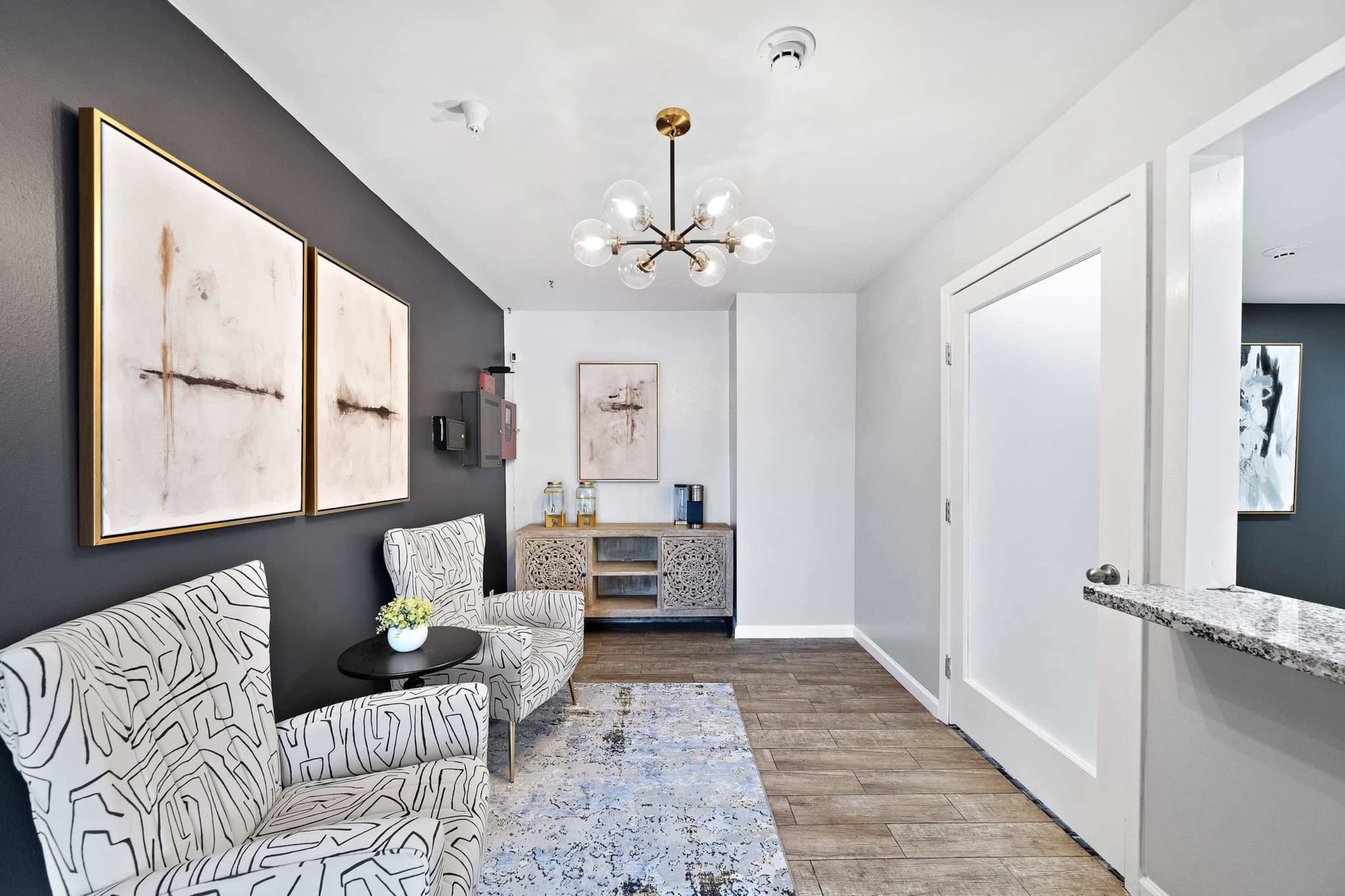 Modern decorated space with professional presence Image in Rosenberg, Rosenberg, TX