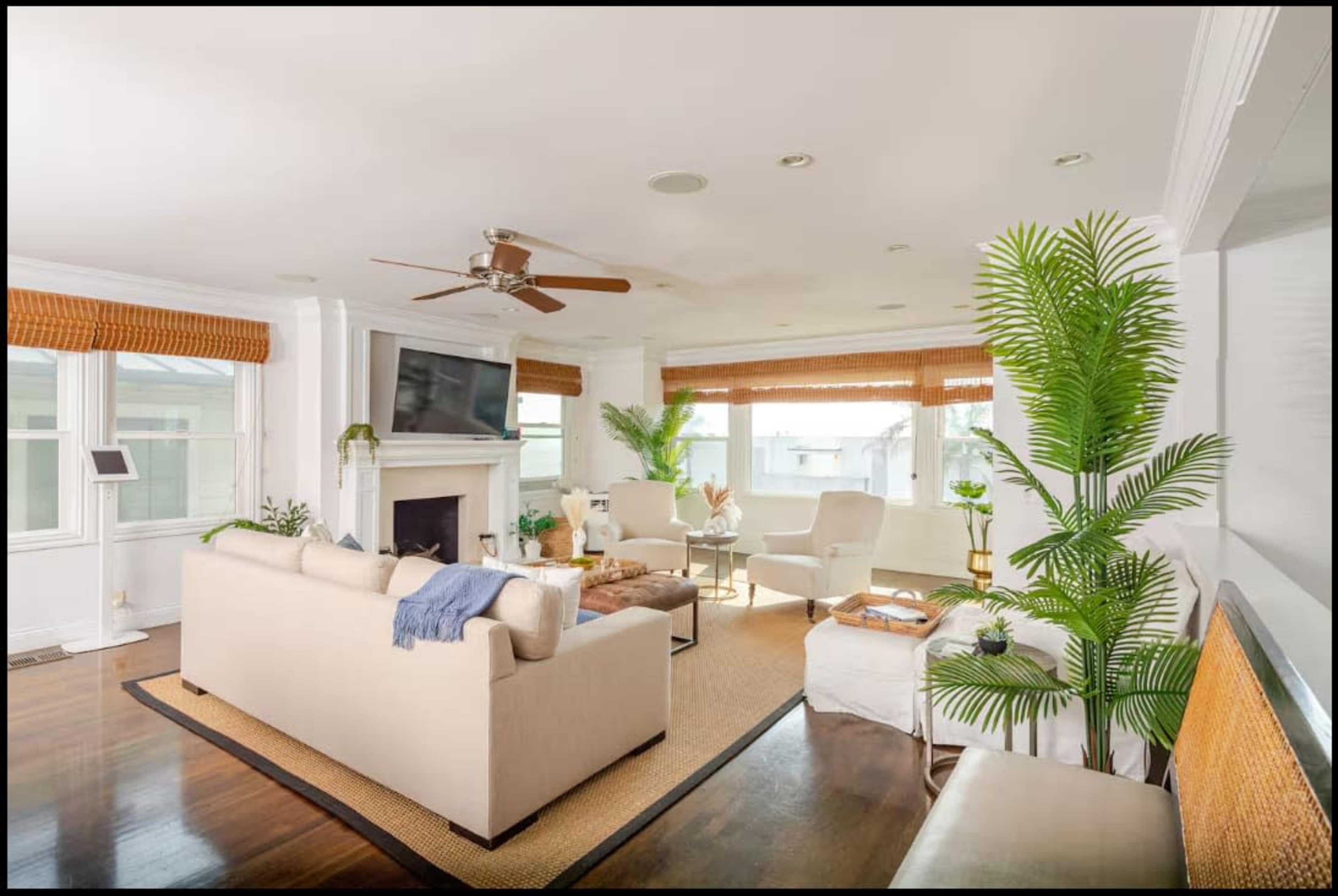 Airy Modern Beach Retreat in Manhattan Beach – Cozy, Stylish Image in Manhattan Beach, manhattan beach, CA