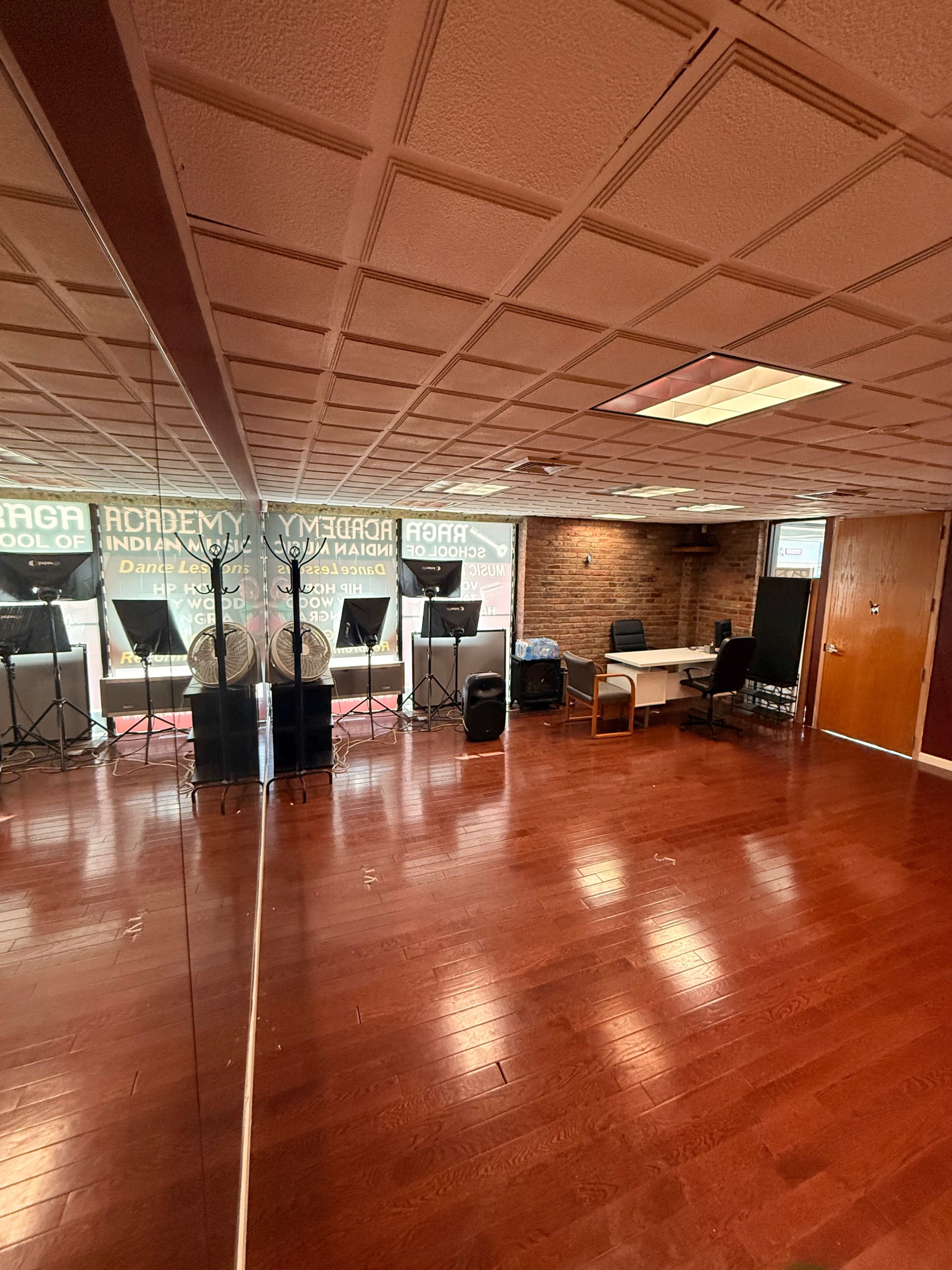 Bright Dance & Photo Studio with Mirrors, Natural Light & Backdrops Image in Oyster Bay, Hicksville, NY