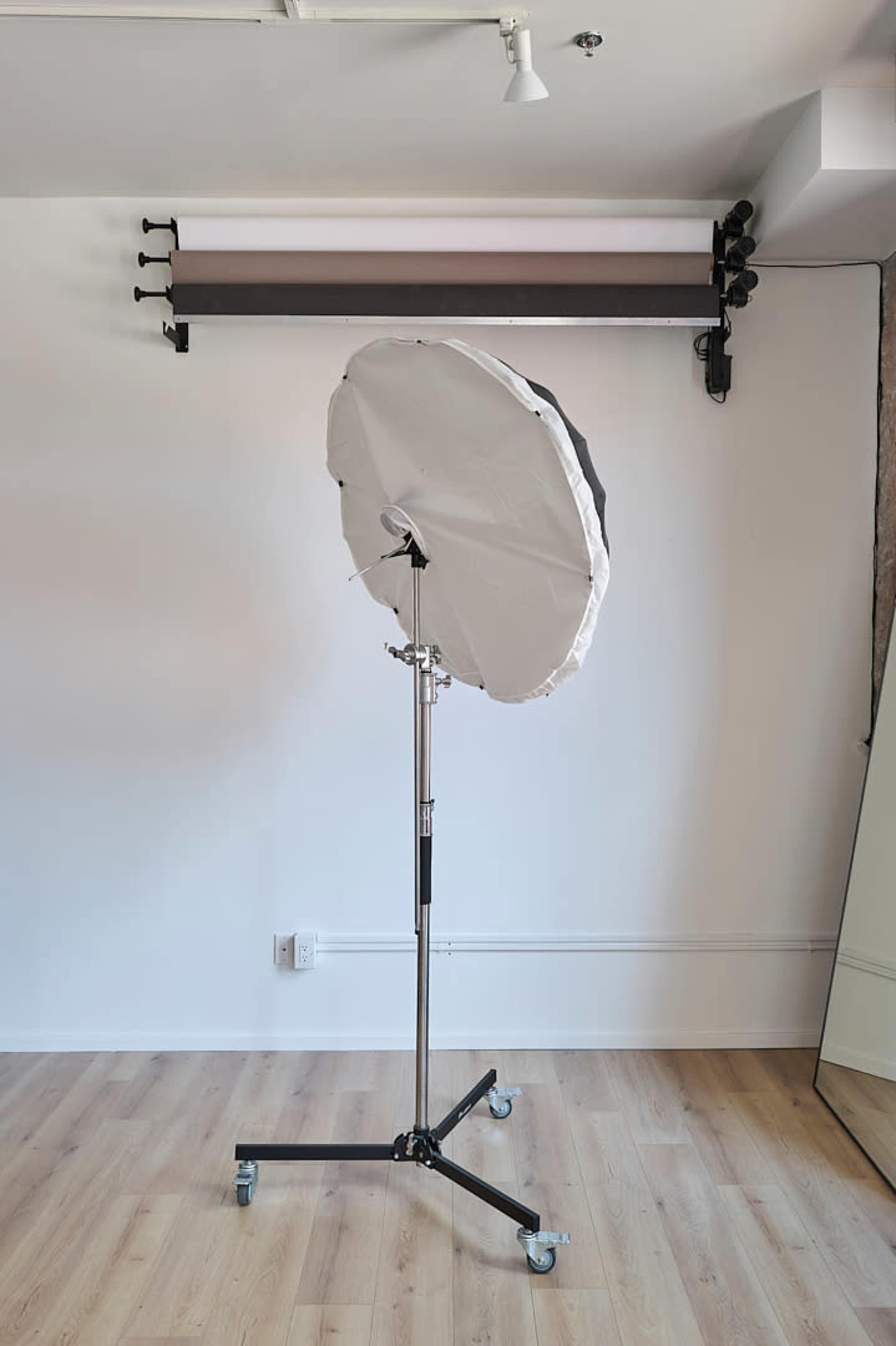 South End Photo Studio & Gallery with Beautiful Natural Light Image in South of Washington, Boston, MA