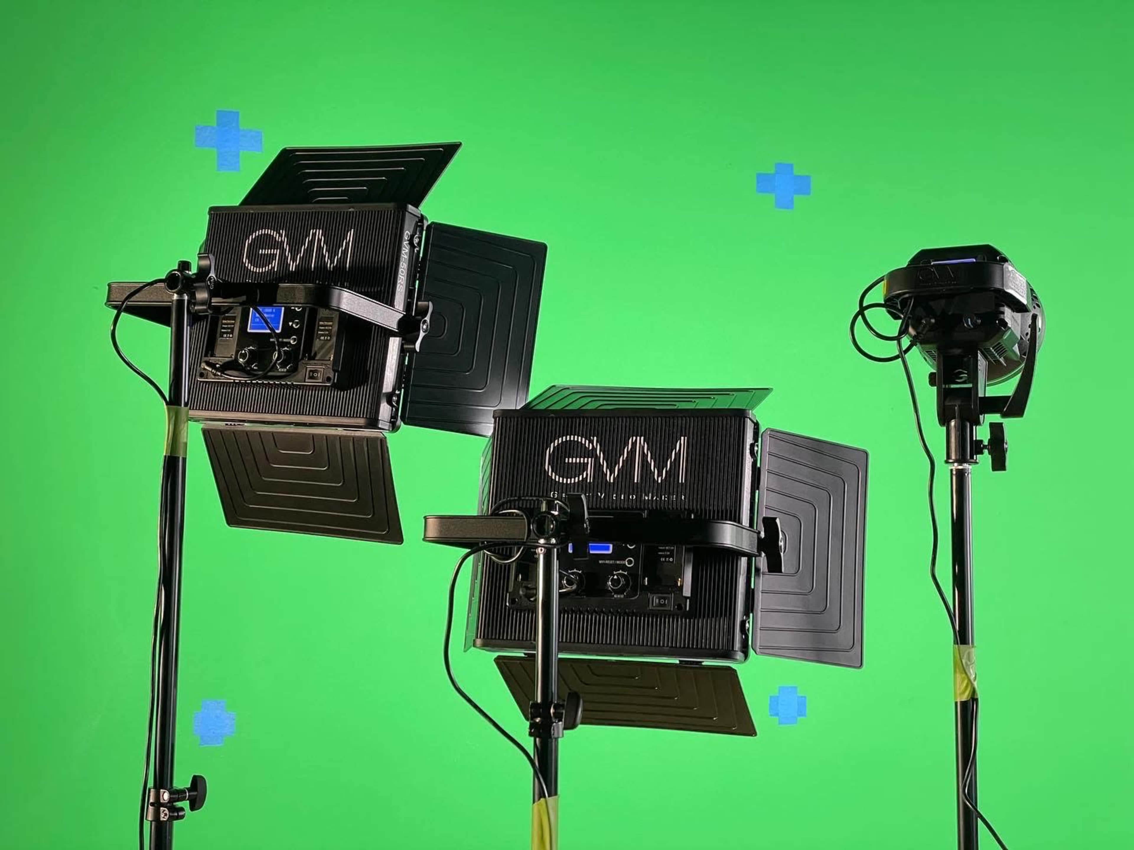 The image shows two studio lights positioned in front of a green screen, with marked locations for potential visual effects.