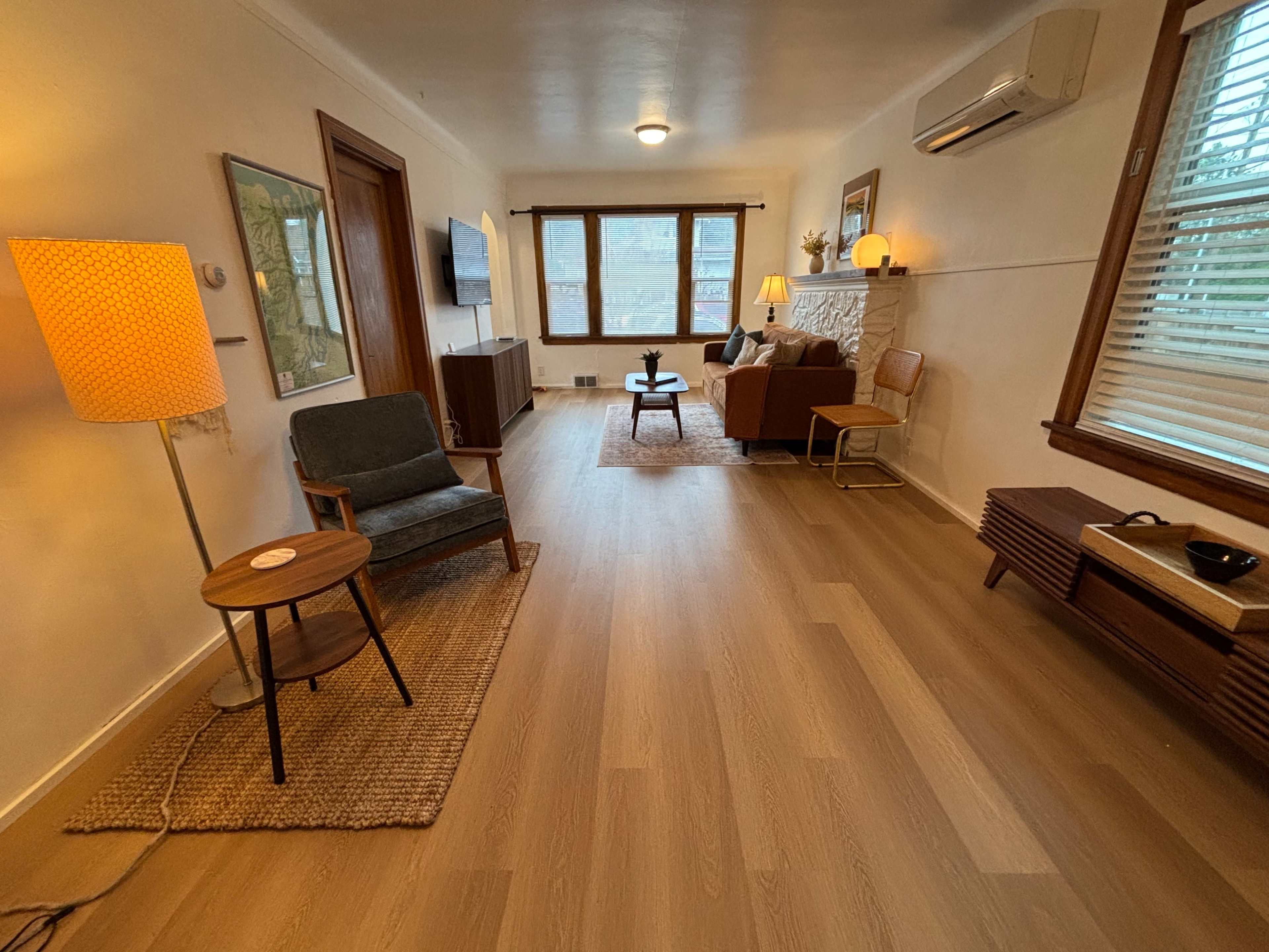 Bright & Central 2bd + office w large living room/kitchen Image in Bremerton, Bremerton, WA