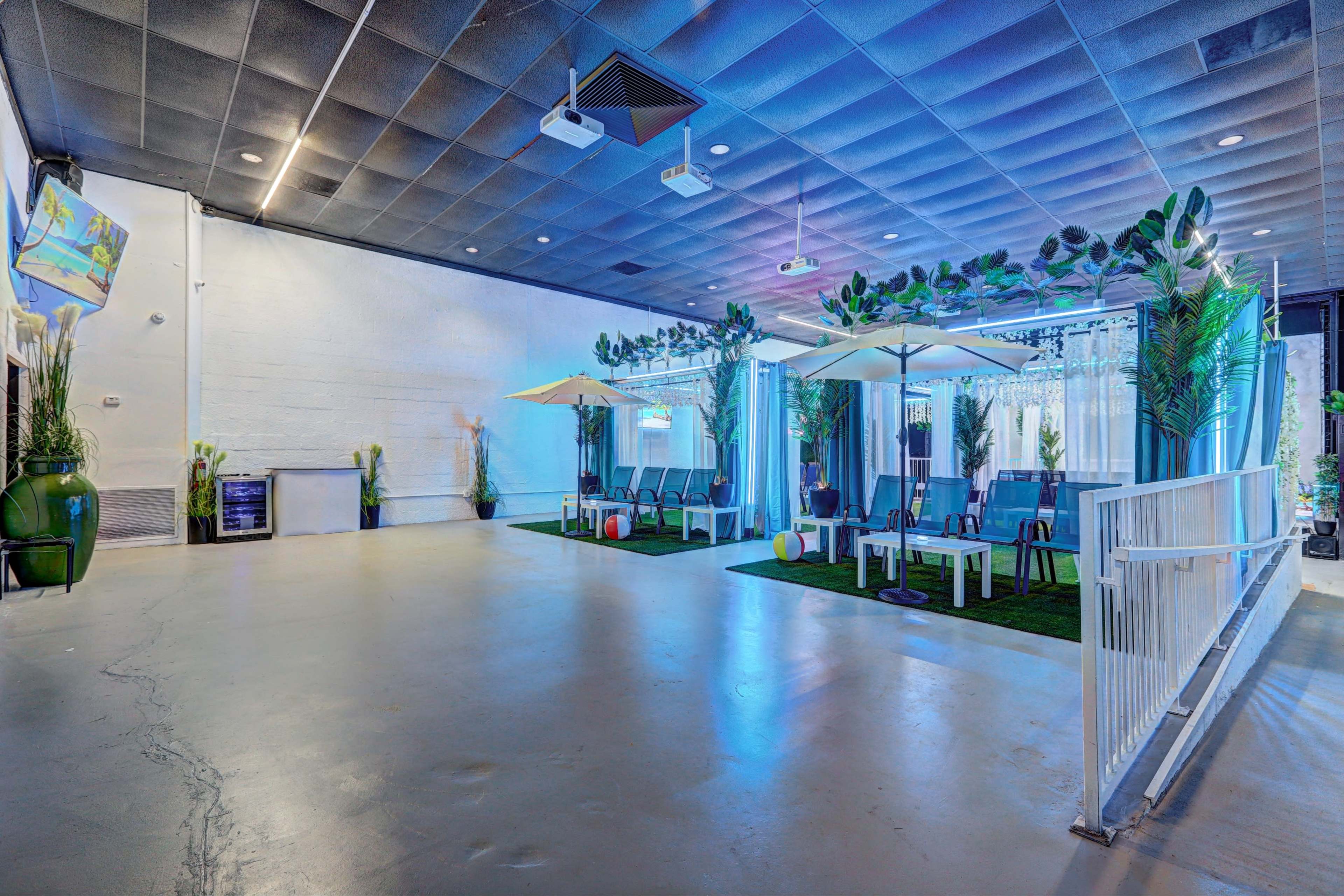 Tropical Aqua Cabana Studio Image in Doraville, Doraville, GA