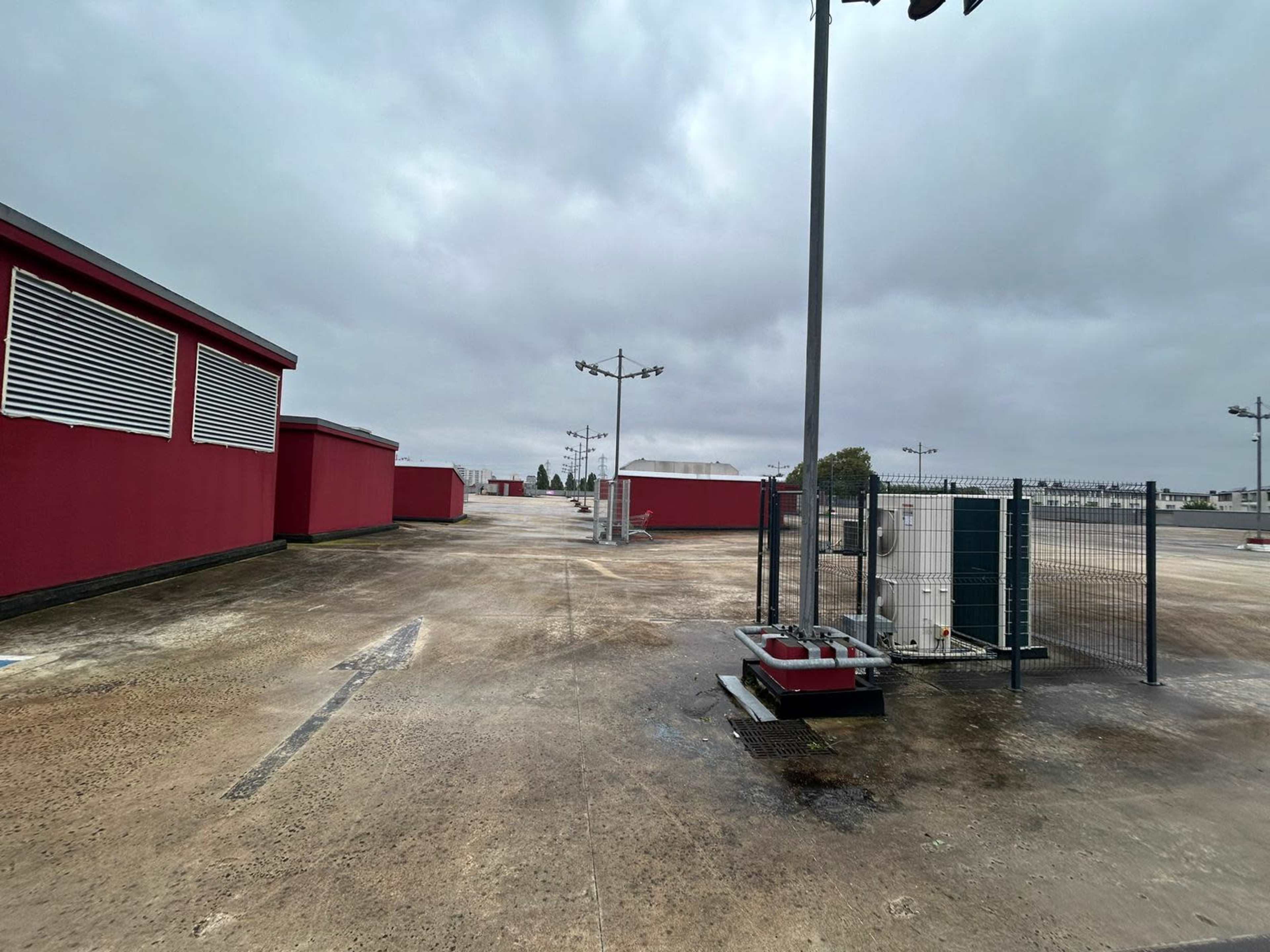 Décor/Lieu de tournage: Parking aérien 12000m² Image in , Sarcelles, 