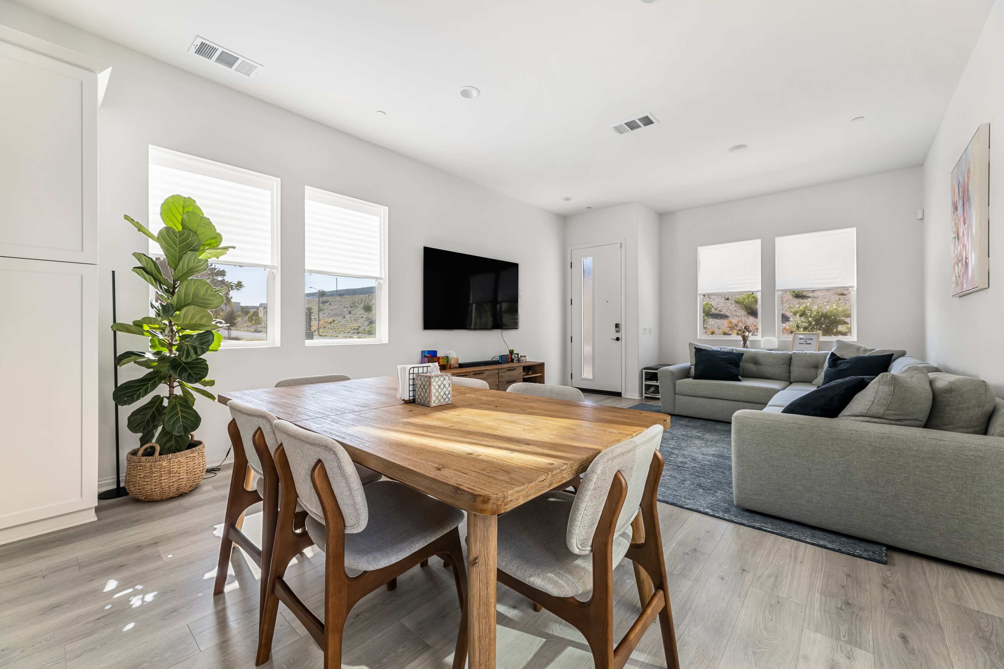 Modern Home with Beautiful Chef’s Kitchen and Gorgeous Patio Image in , Valencia, CA