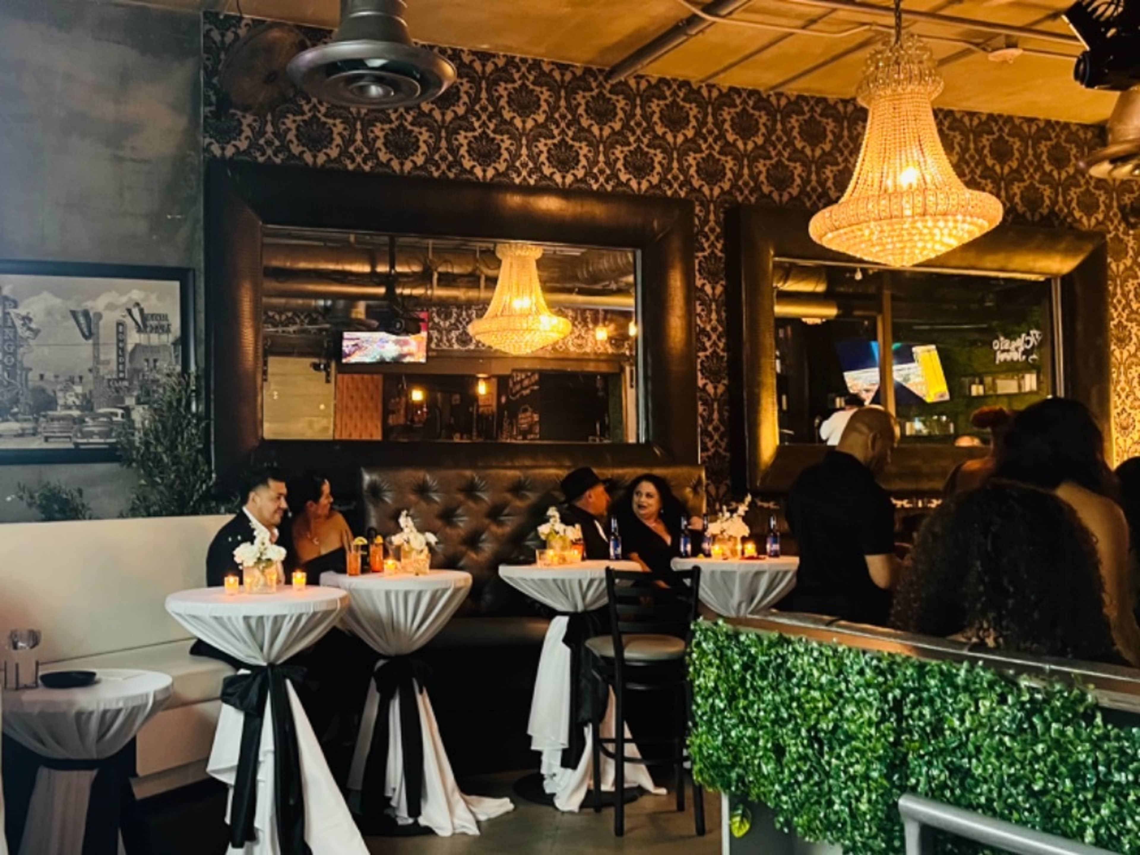 Tablecloths and Table Runners, Vases, Table Decor