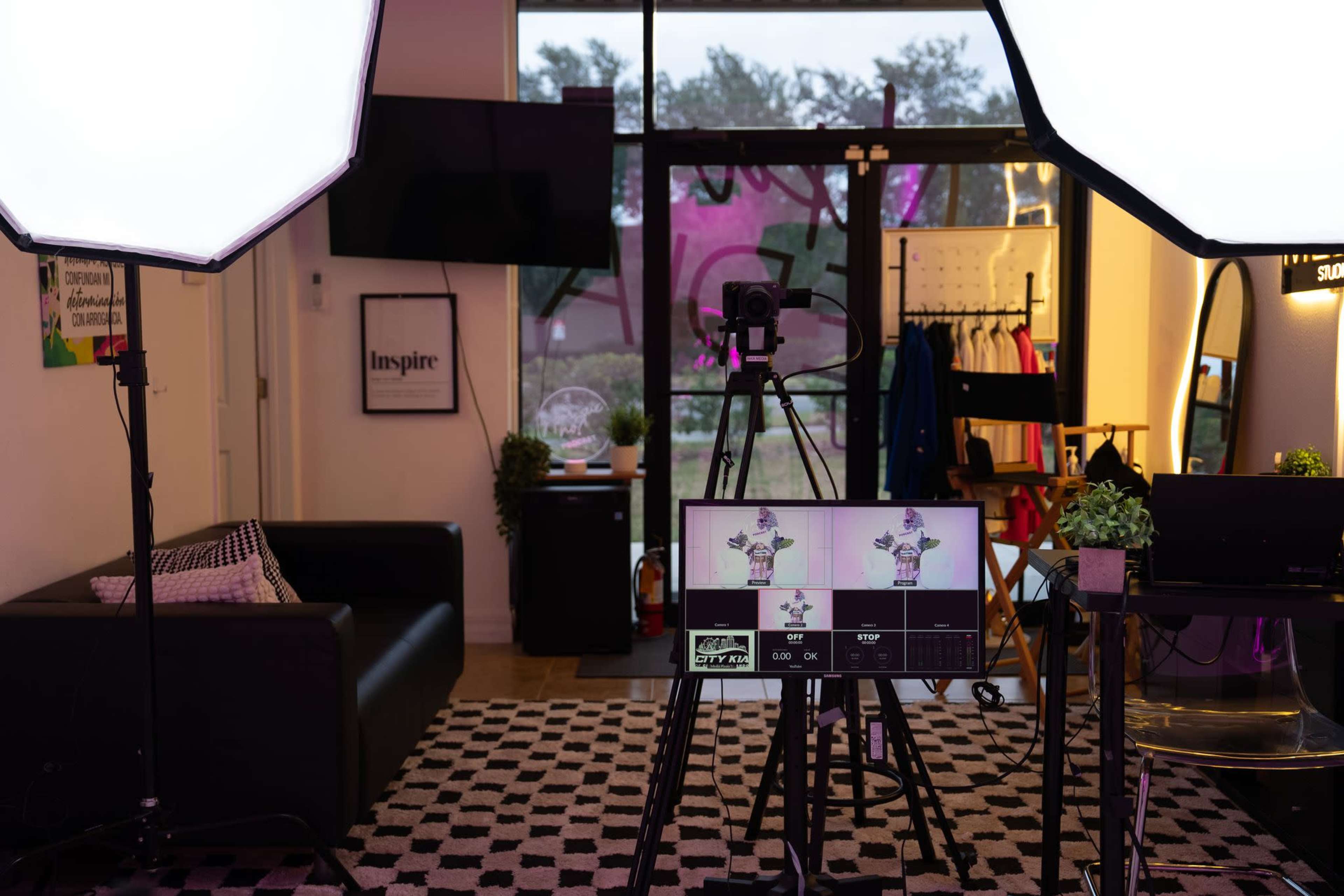 Modern Creative Studio w/ Cyclorama, Kitchen & Podcast Set Image in , orlando, FL