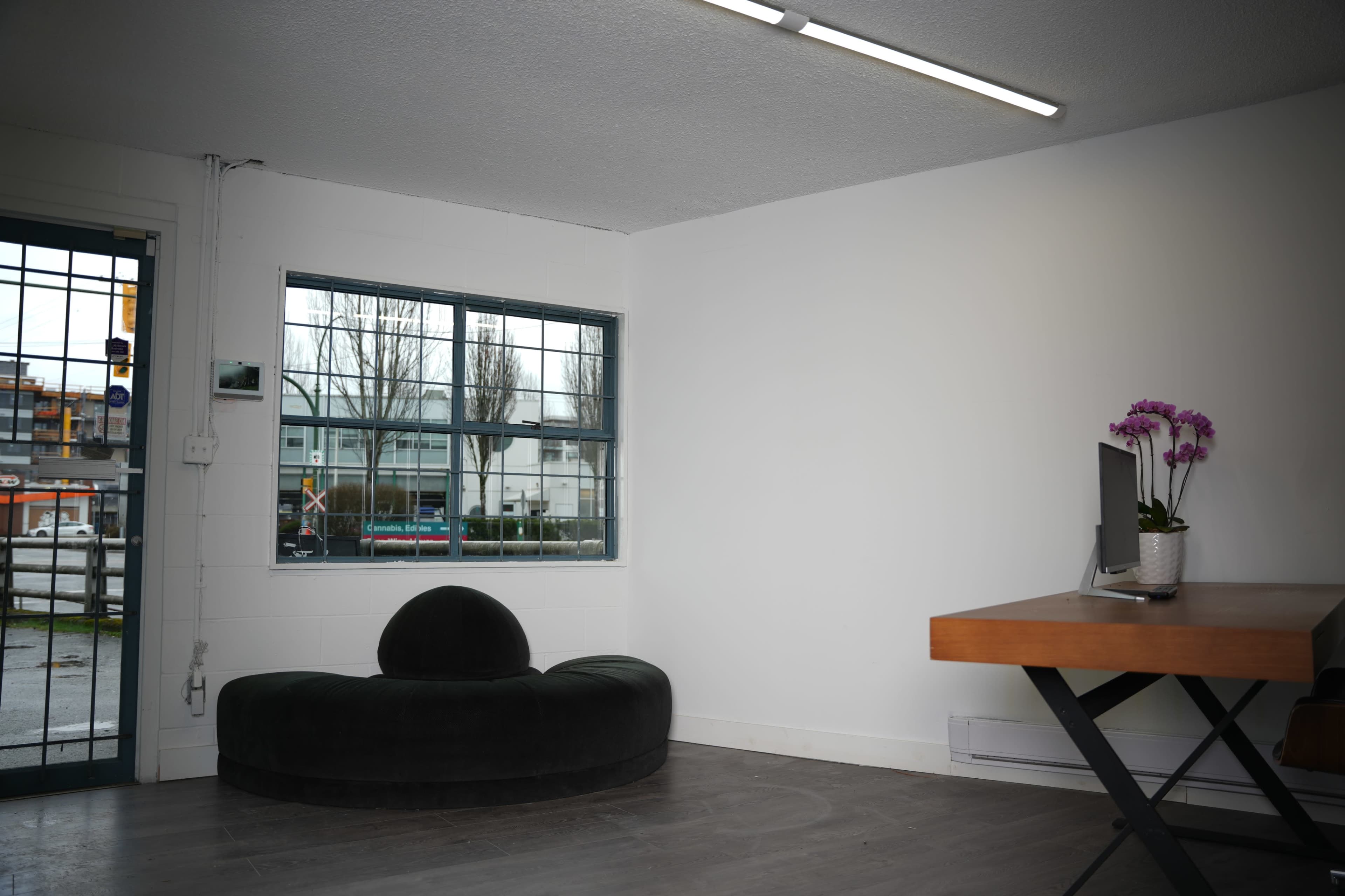 The studio is located just 1 minute from the highway in North Vancouver. Excellent accessibility and free parking for your vehicle. Image in North Vancouver, North Vancouver, BC