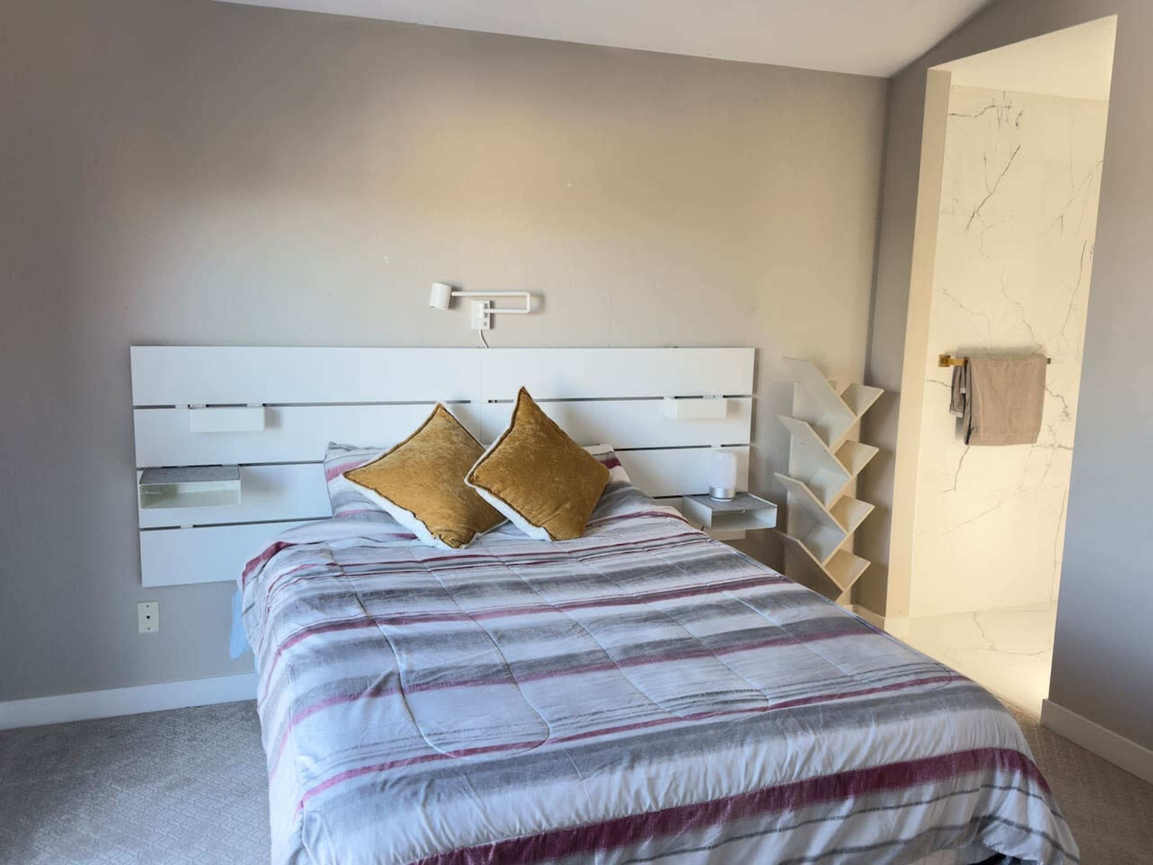 Modern Haven: Scenic Views Image in Westridge, Littleton, CO