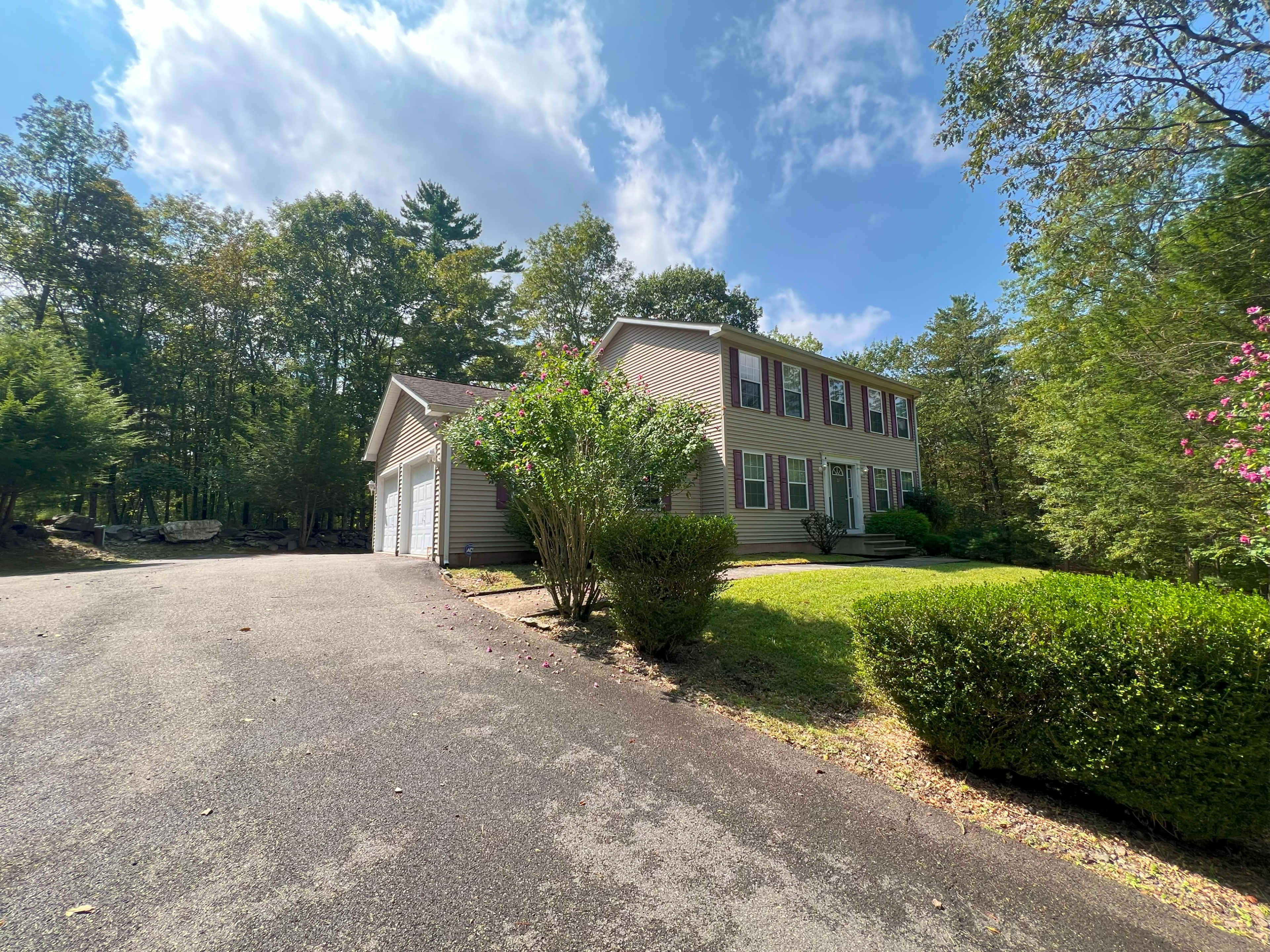 Spacious 4BR Home with Basement – Minimal Image in Middle Smithfield Township, East Stroudsburg, PA