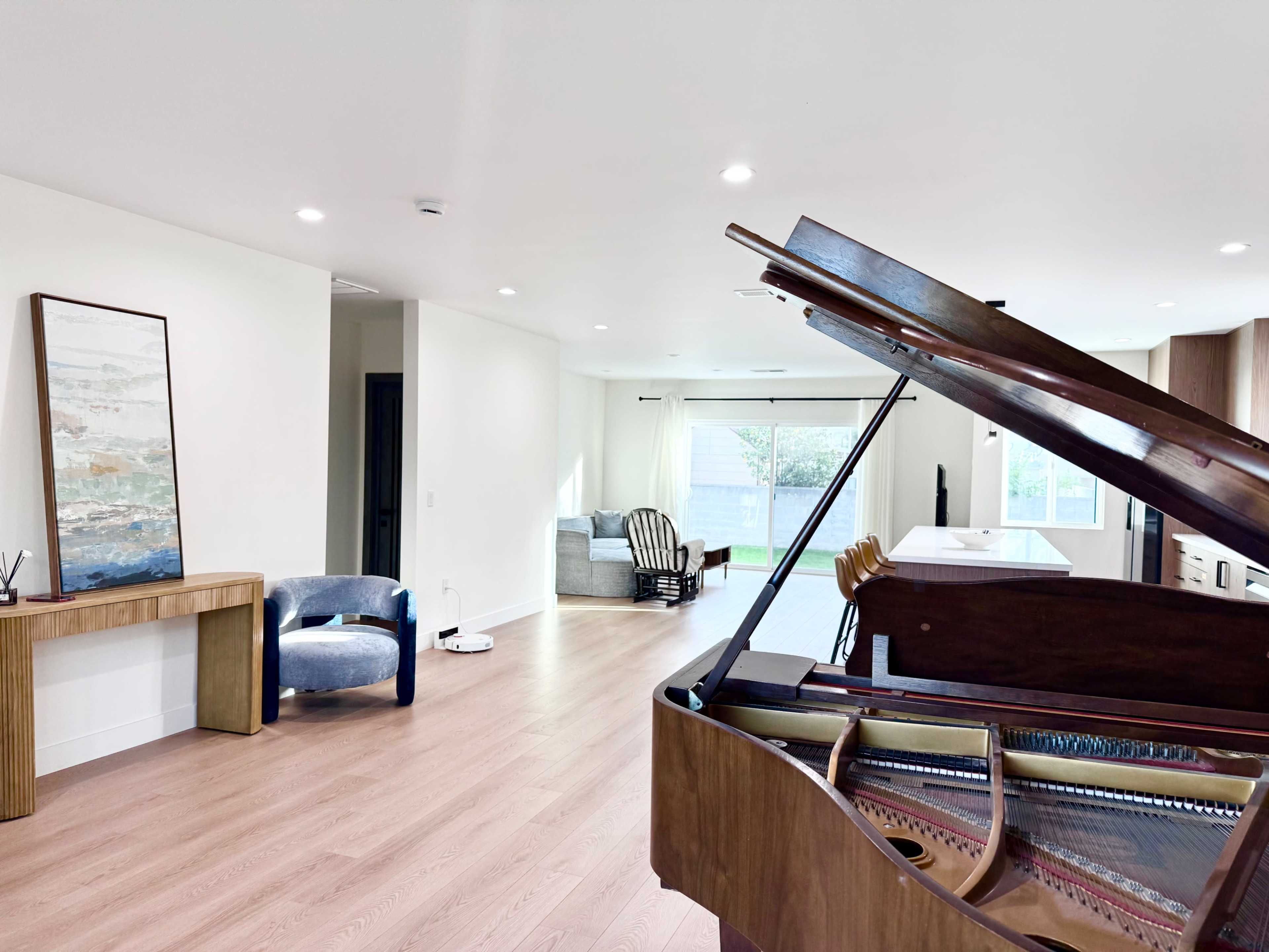 Modern white house Image in Sun Valley, Los Angeles, CA