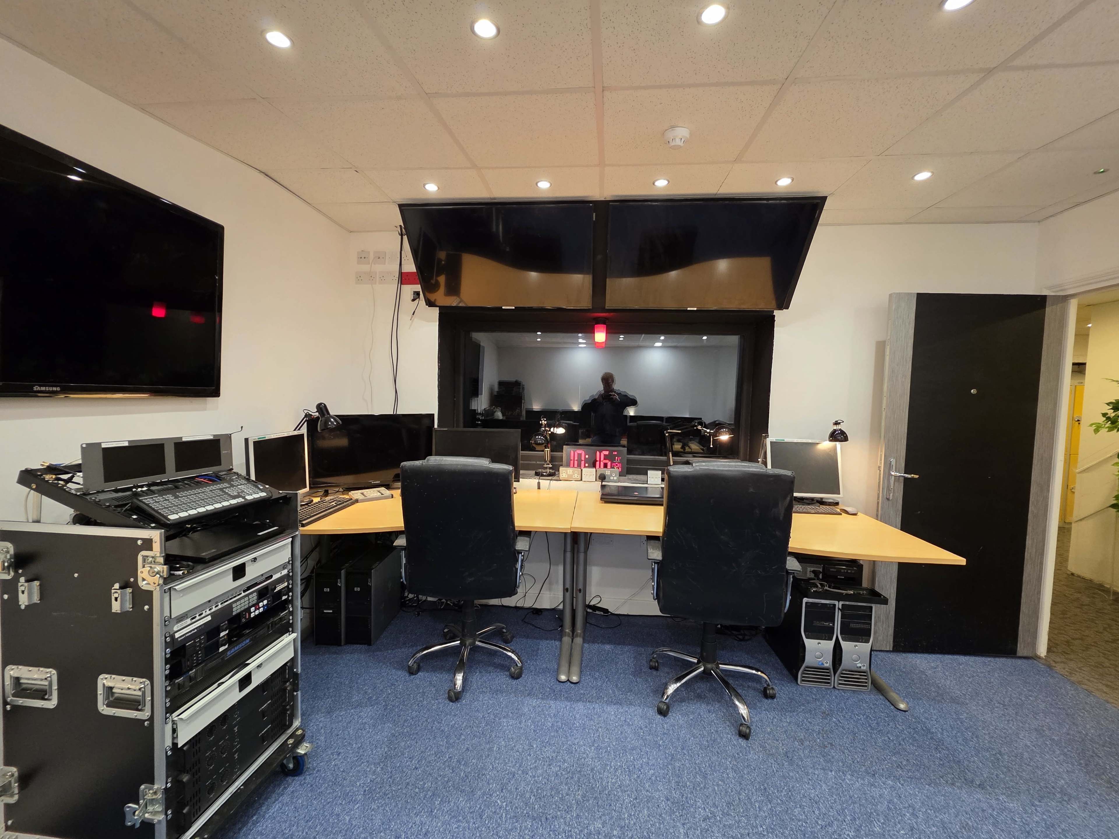 TV Studio / Photo Studio for hire.  1000 sq.ft studio space with  within 10 minutes of the train station and M1. Image in Leighton-Linslade, Leighton Bussard, ENG