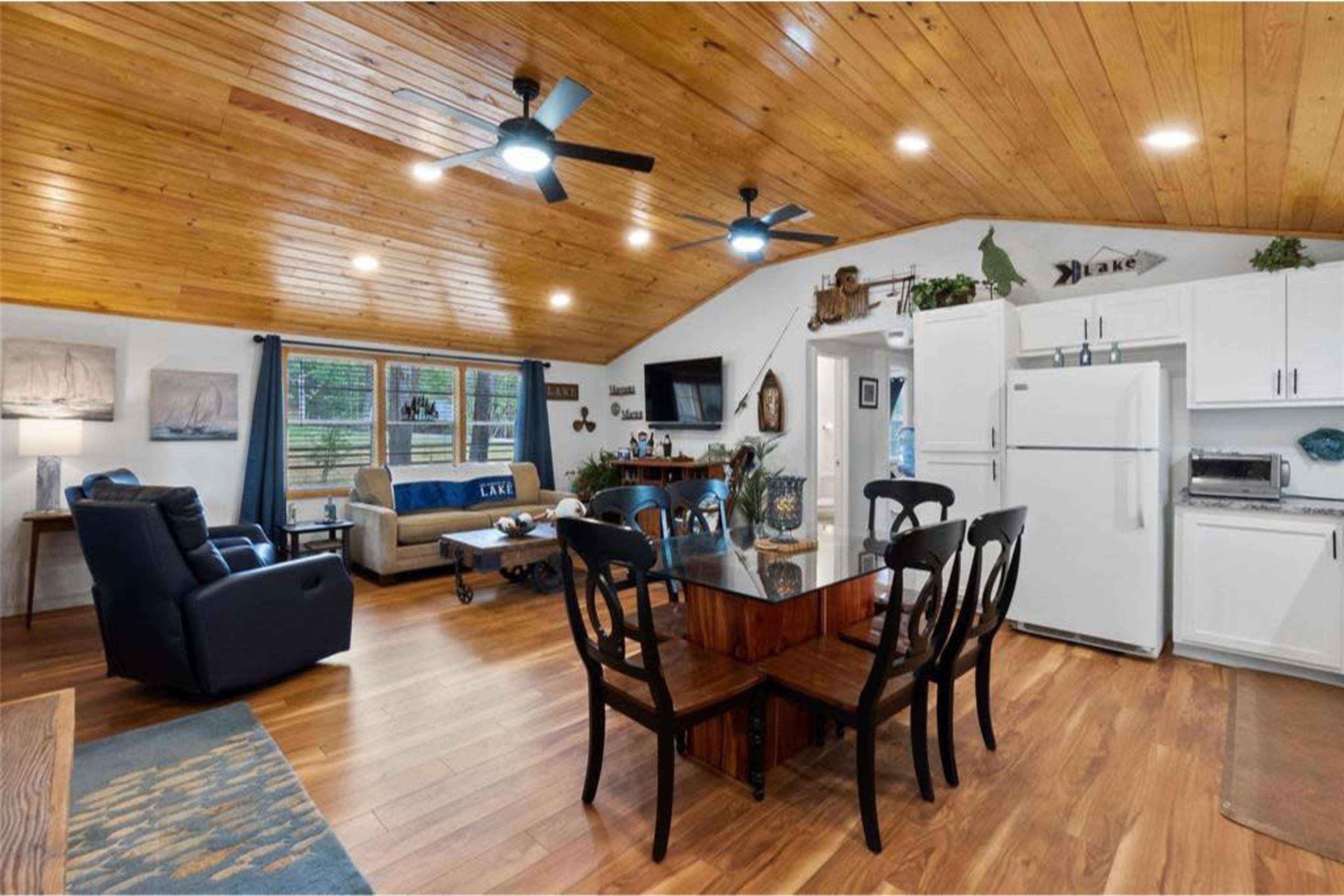 Lake Livingston Retreat + Firepit/Game Room Image in , Livingston, TX