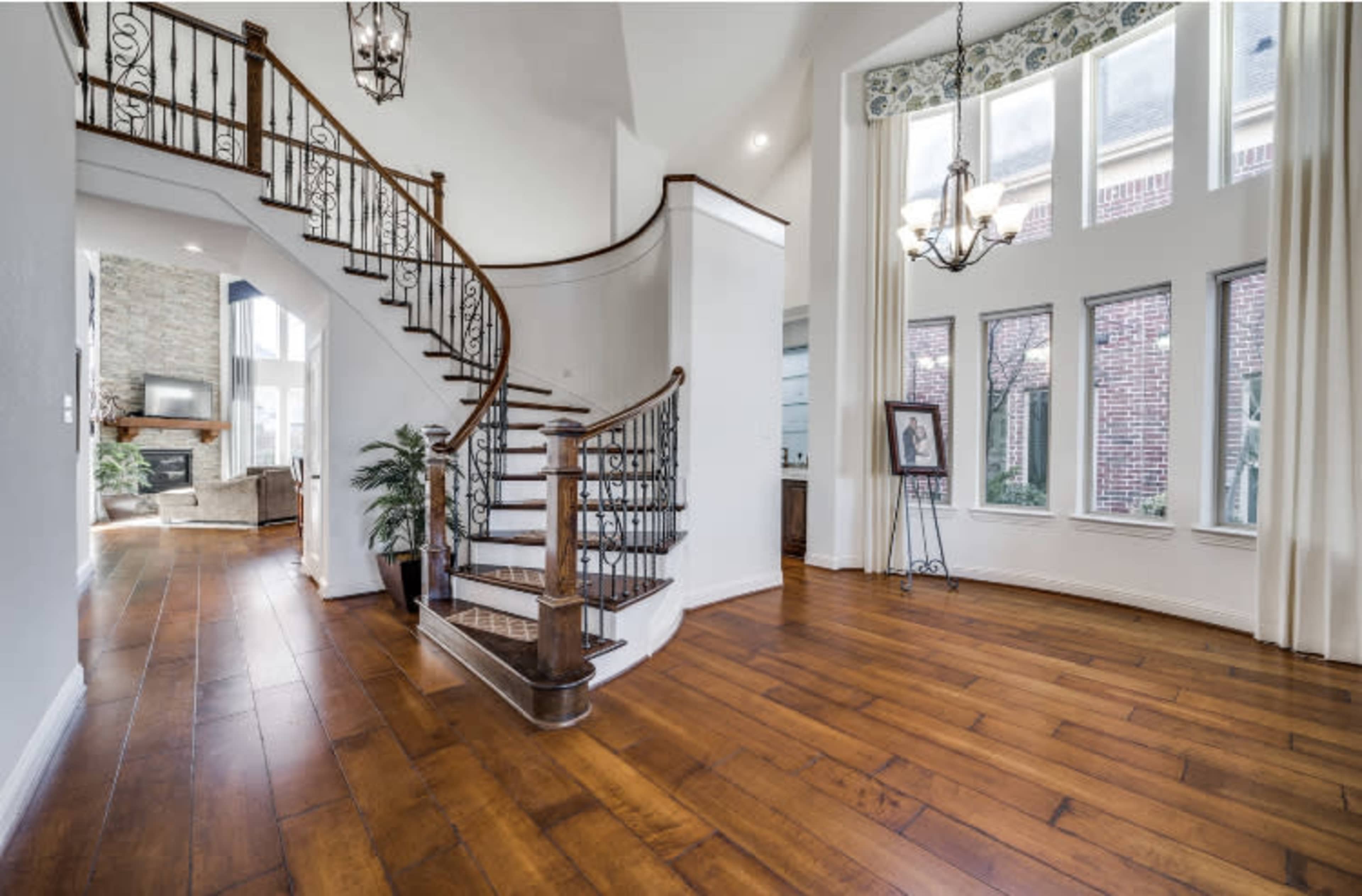 Beautiful Home/ Grand Entry/ 4 meeting spaces / Changing room Image in , Little Elm, TX