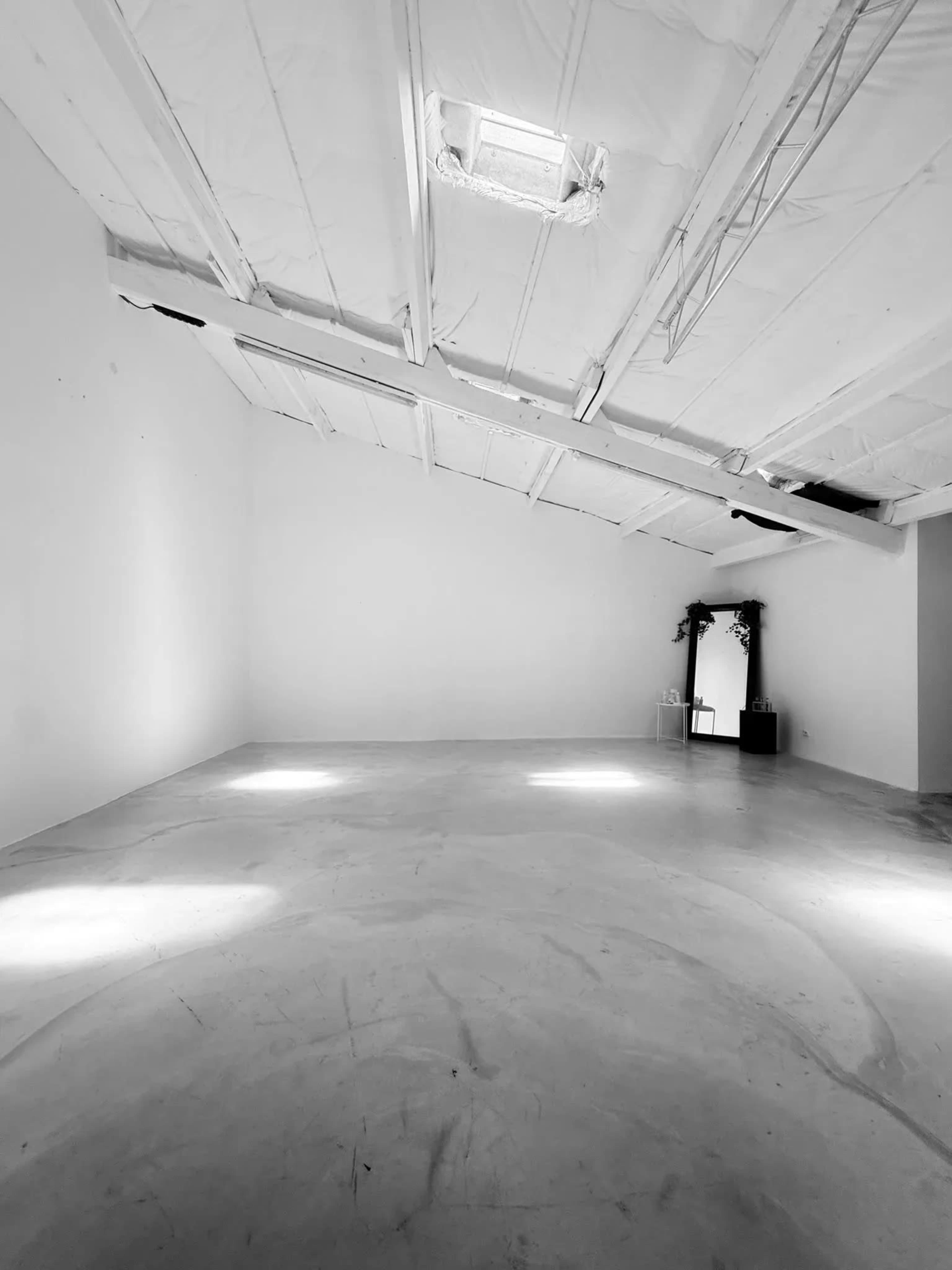 Studio photo video professionel avec plateau tournant Image in Grand Sud, Aix-en-Provence
