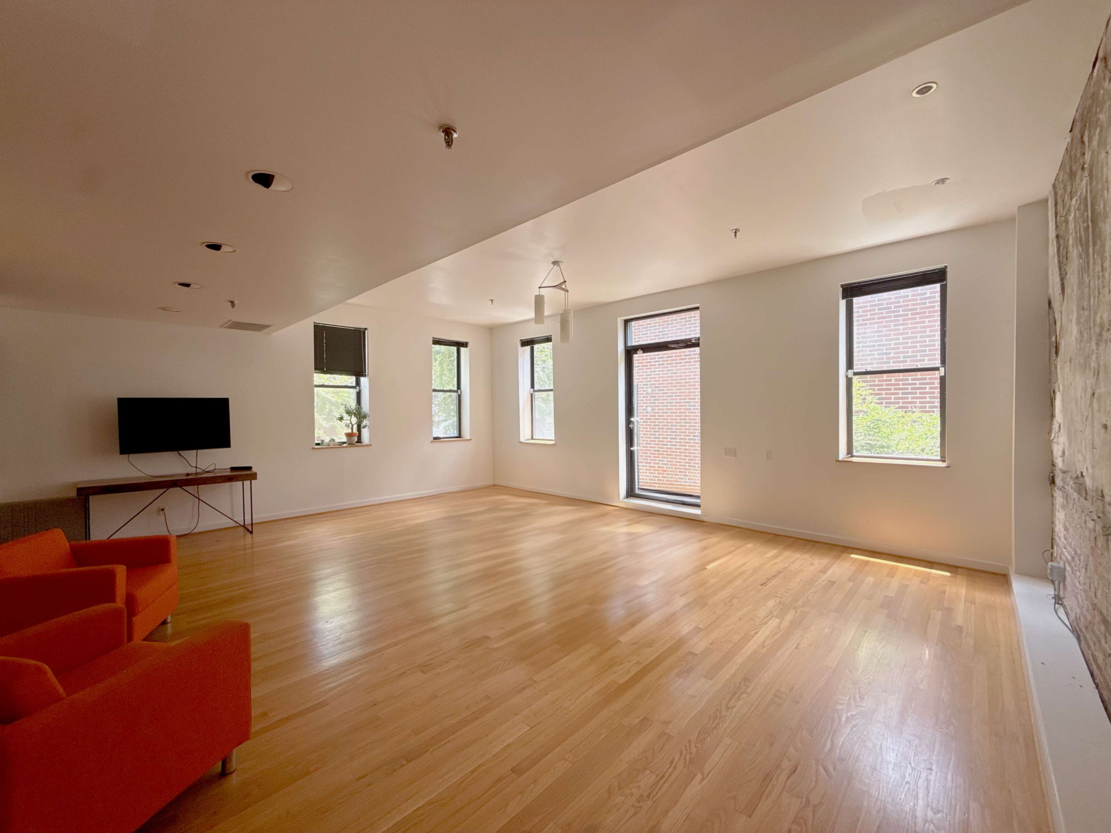 Bright, Adaptable Studio for Photography, Coworking, Creatives, and Content Makers Image in LaSalle Park, Saint Louis, MO