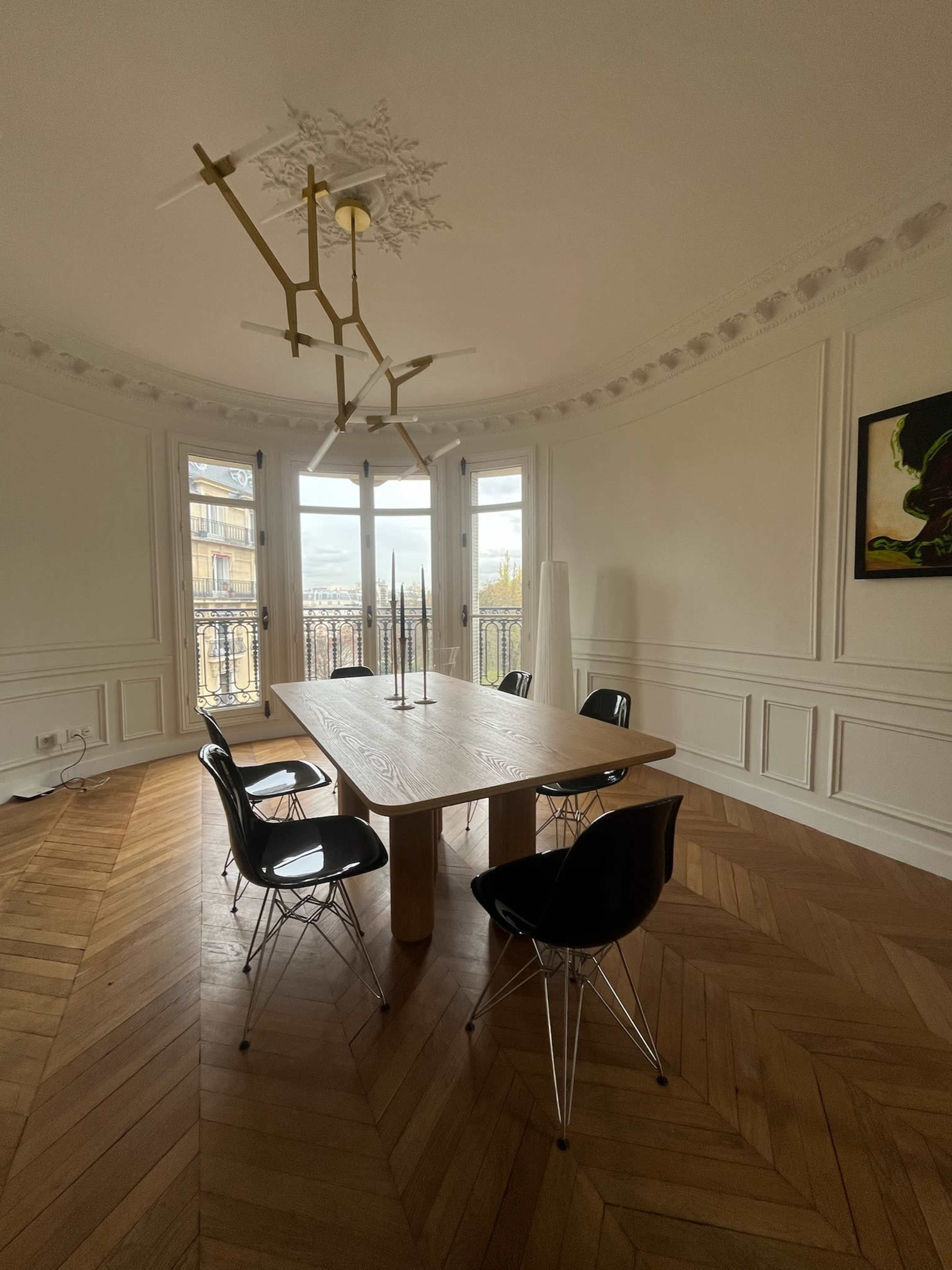 Appartement haussmannien rénové, lumière naturelle & calme absolu — moulures, cachet historique, vue Buttes-Chaumont. Image in Jaurès, Paris