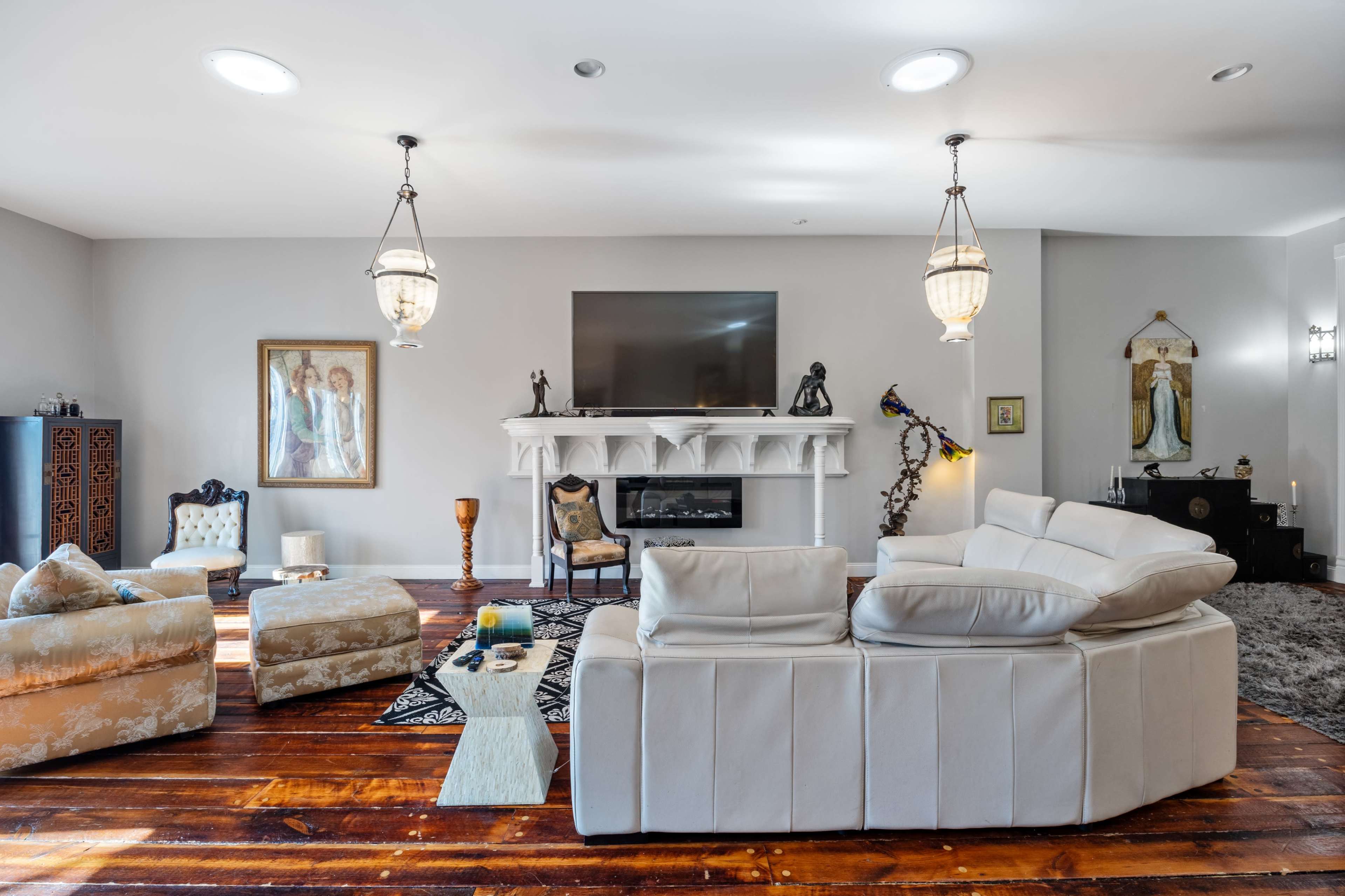 Gorgeous Open Floor Penthouse w/ French Doors & 2 Bedrooms Image in Proviso Township, Forest Park, IL