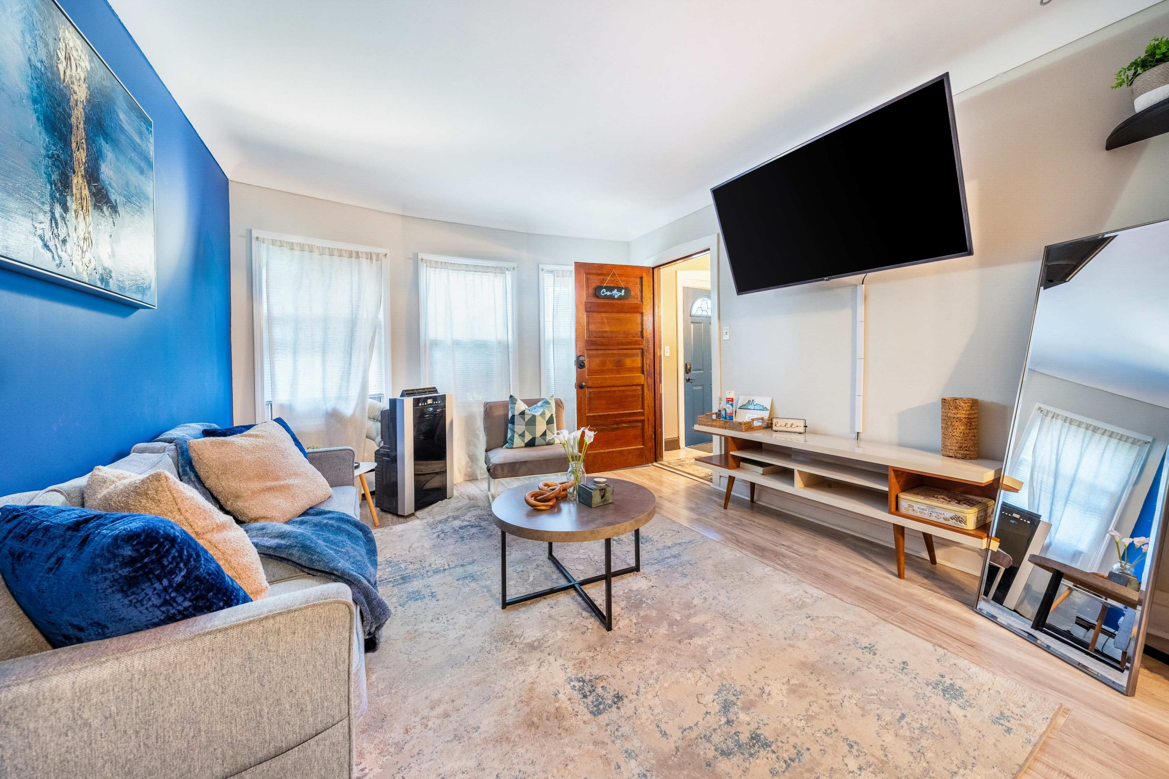 Charming and Relaxed Blue Apartment with Patio Image in South Side, Chicago, IL