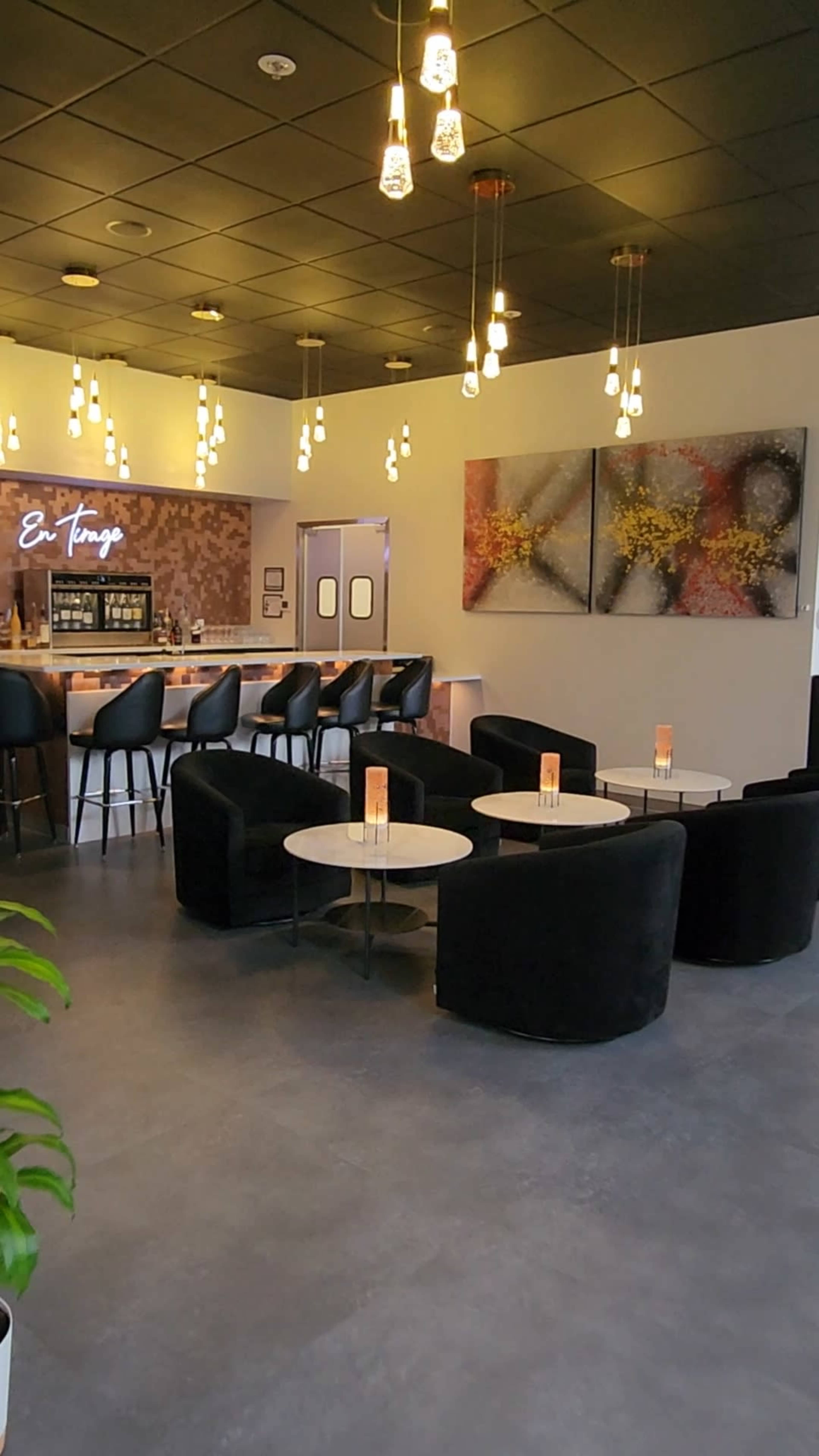 An Elegant and Chic Champagne Lounge in the Heart of Wine Country Image in Dundee, Dundee, OR
