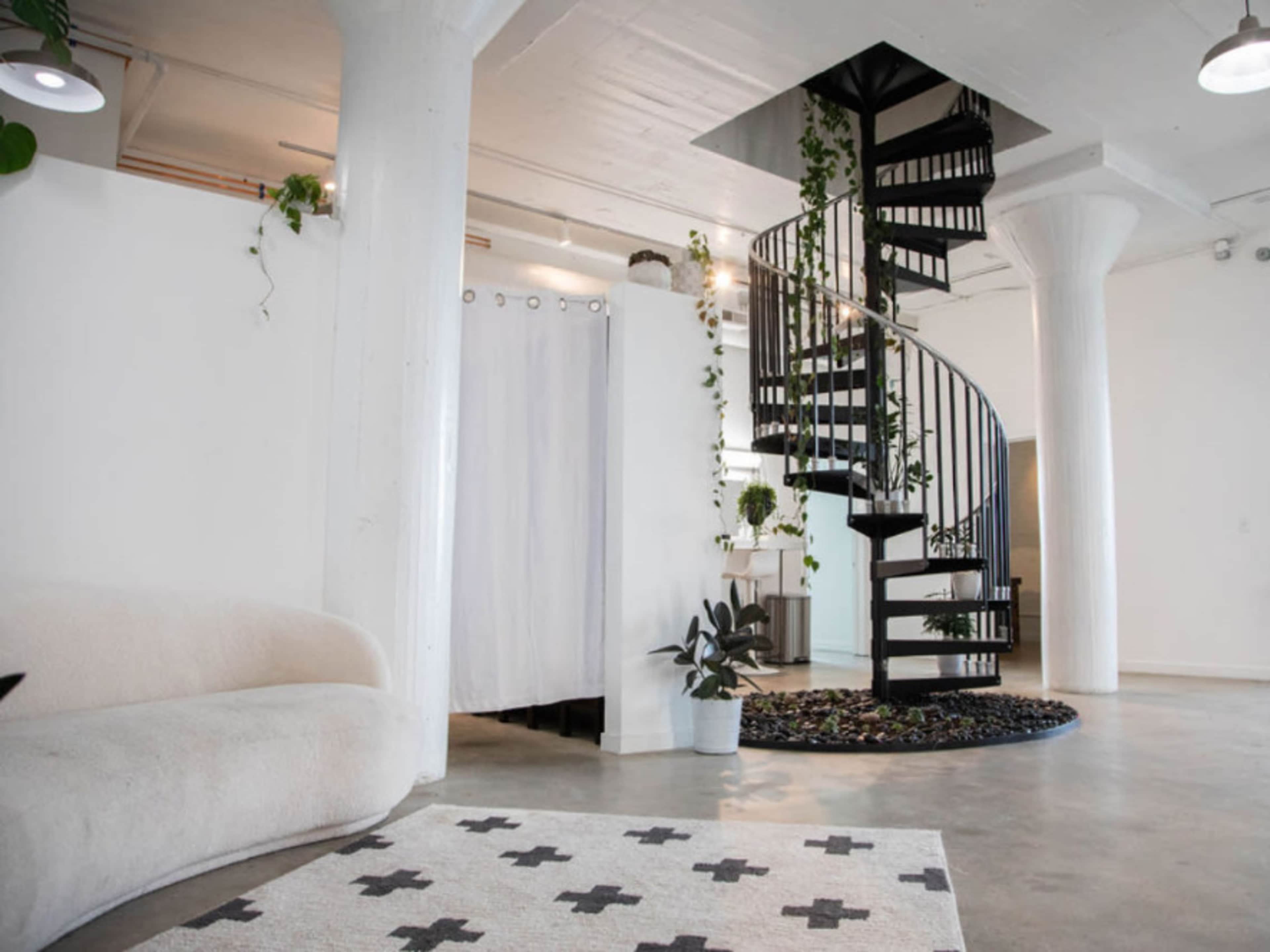 Shoot in our spiral staircase room (shared access)