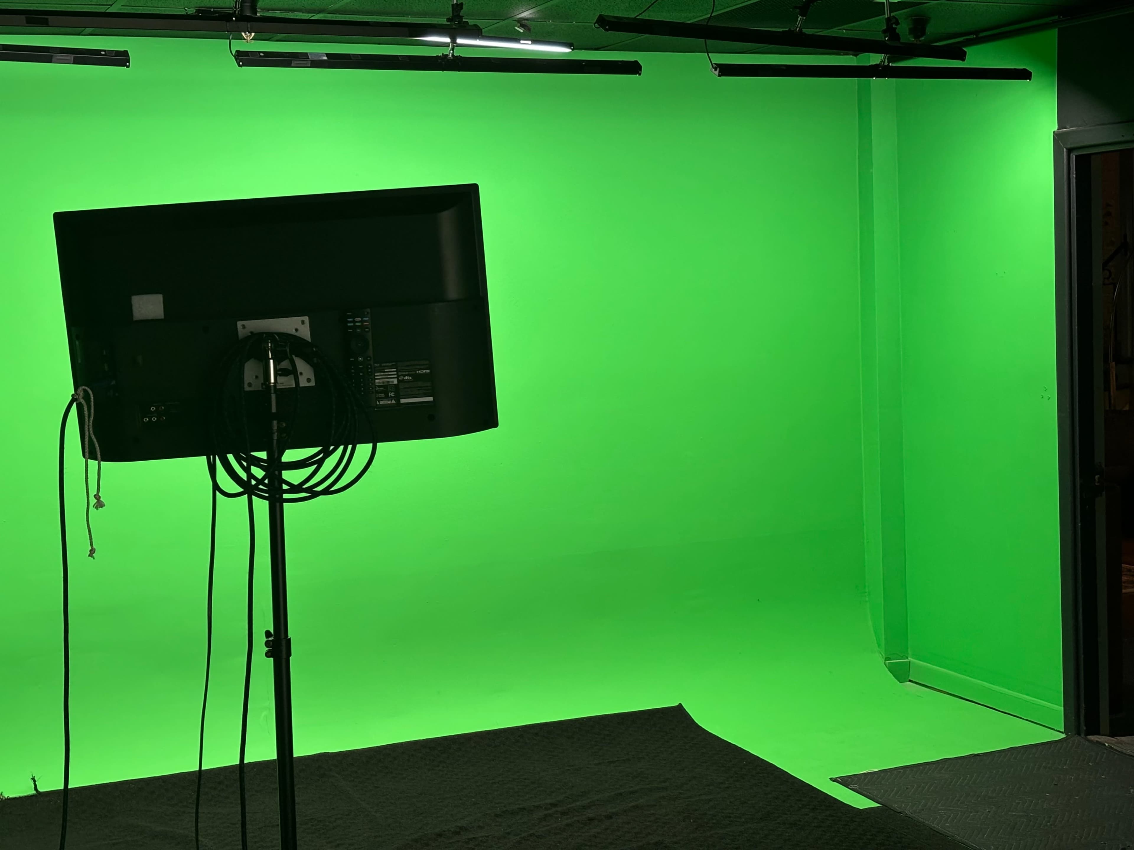 Compact Studio with Green and White Cyc Walls Image in Phoenix Hill, Louisville, KY