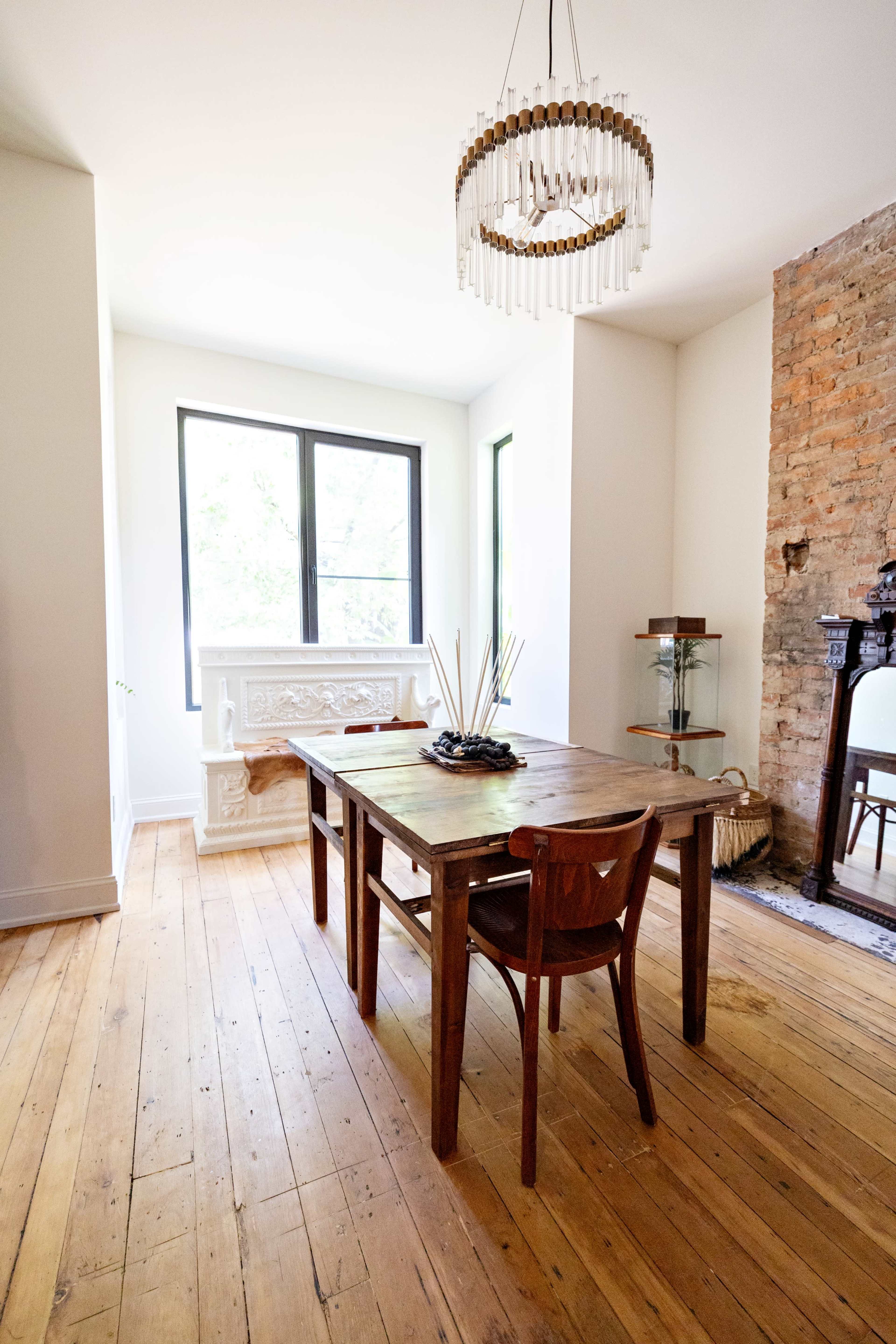 Centrally-Located 1890 Victorian Home that Inspires Visitors Image in Dayton, Dayton, KY