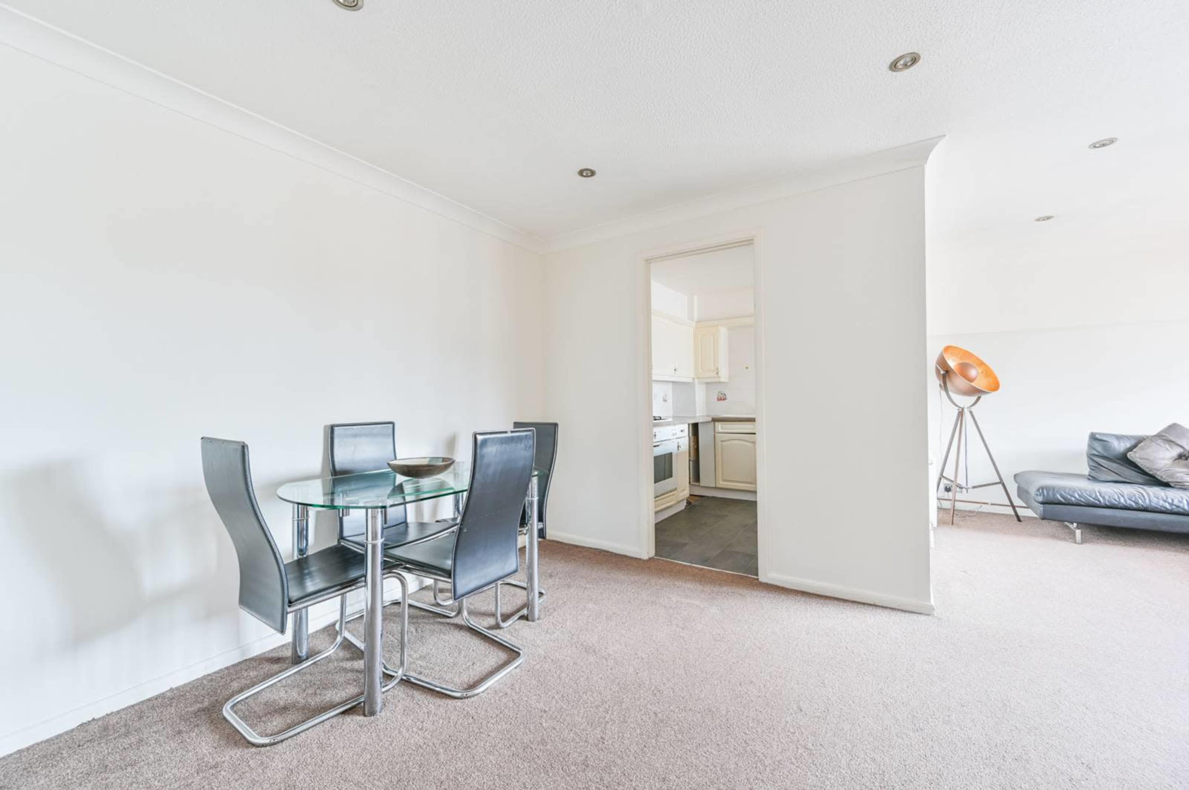 Modern 2 Bed / 2 Bath flat in leafy suburb Image in Pinner, London, ENG