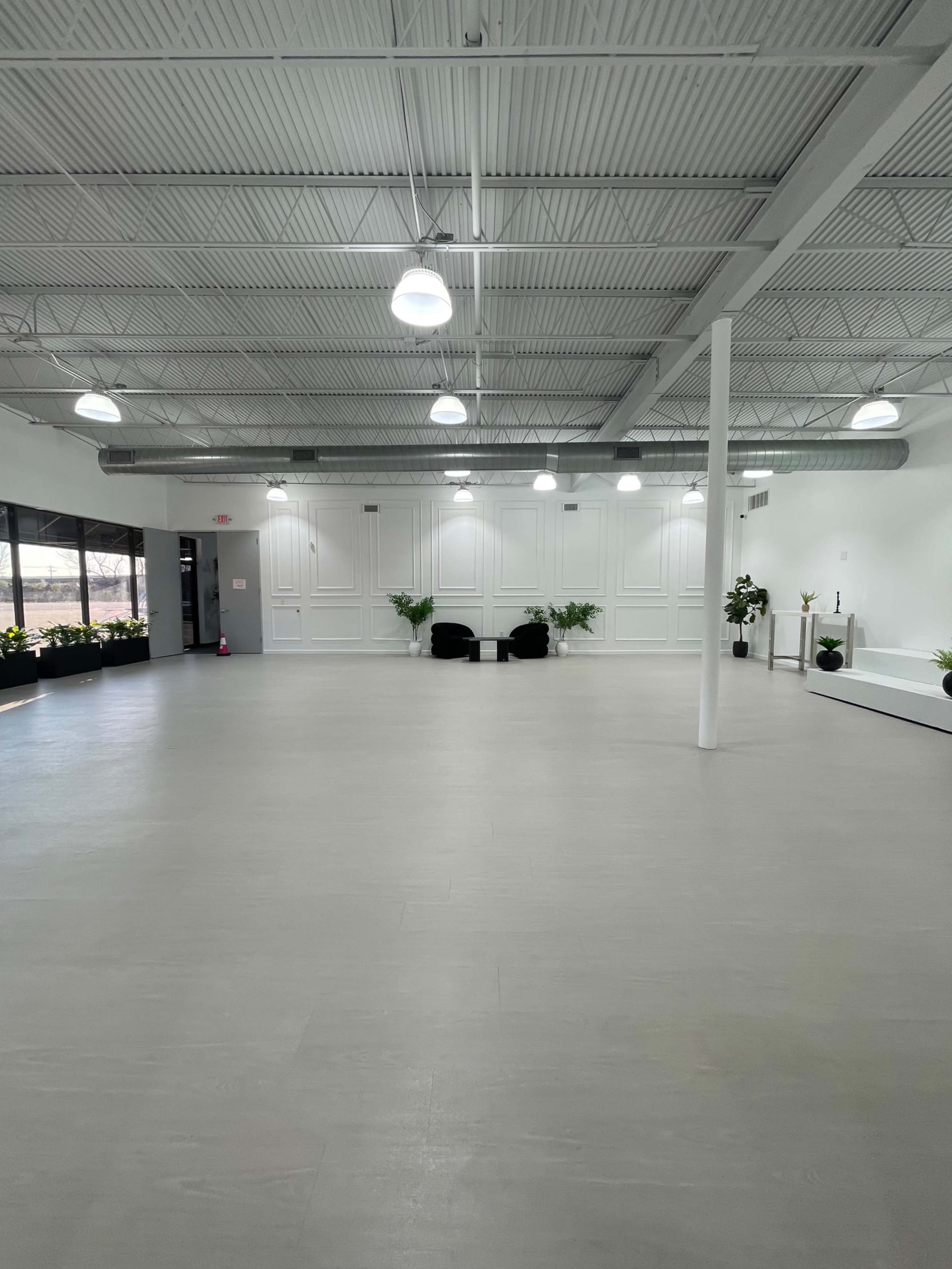 Spacious venue Located just 15 minutes from downtown Houston Image in Lazybrook / Timbergrove, Houston, TX