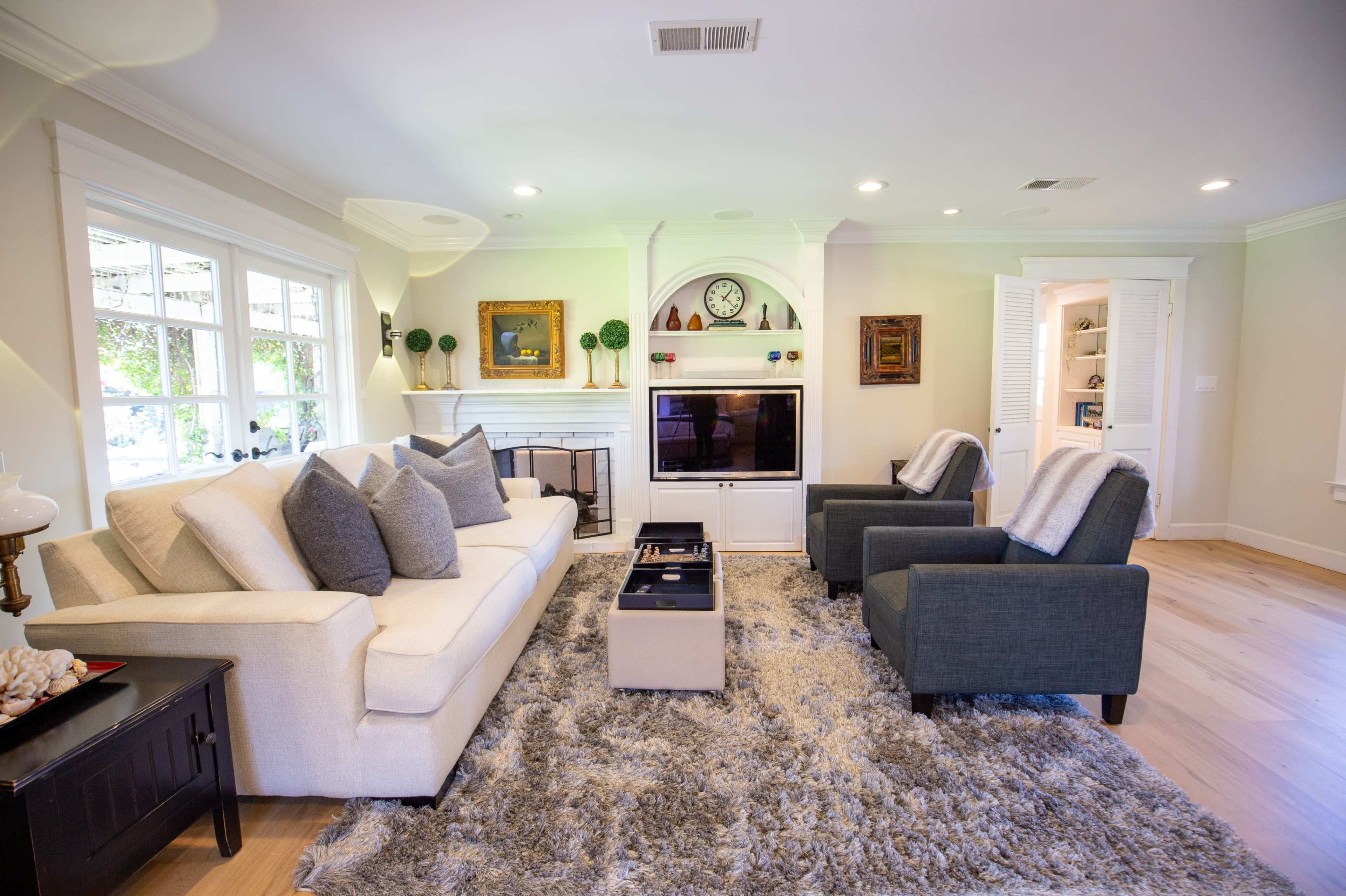 Luxury 4-Bedroom Americana Home w/ Expansive Backyard Pool Image in North Tustin, Santa Ana, CA