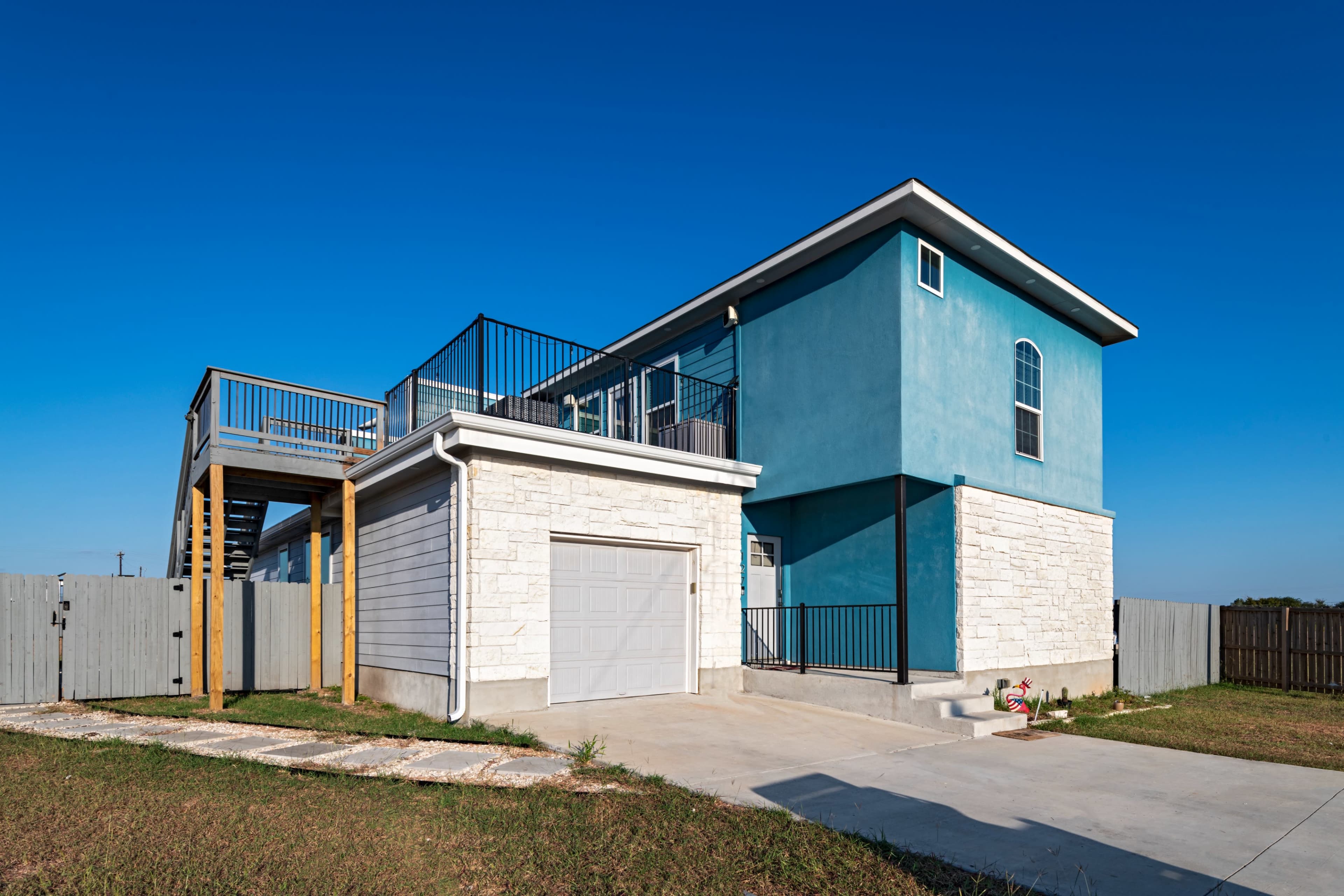 Large Country House, Remote and Private Image in Del Valle, Del Valle, TX