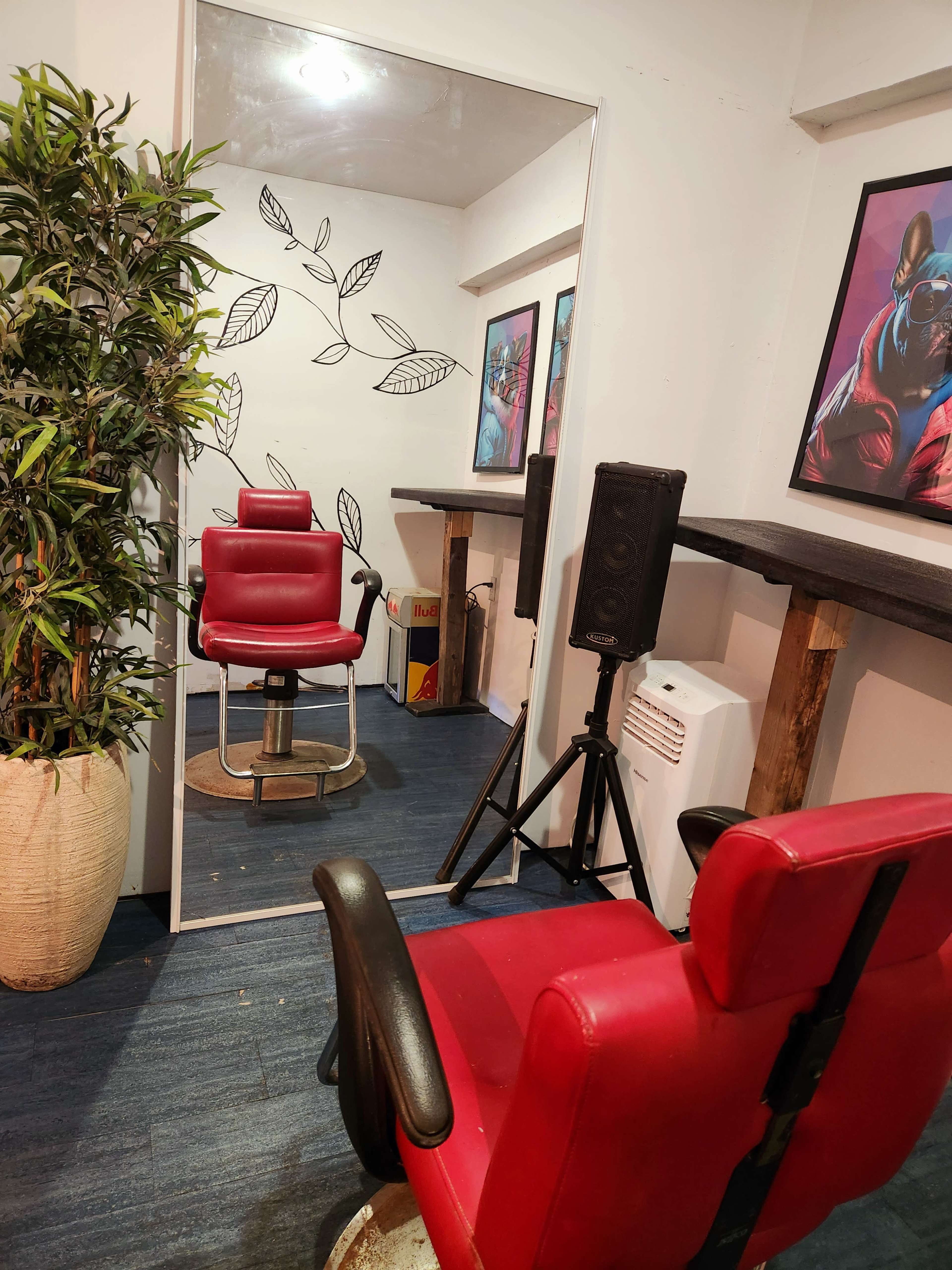 🔥 Barber/Salon/Makeup Room – Affordable & Private Space! 🔥 Image in English Avenue, Atlanta, GA