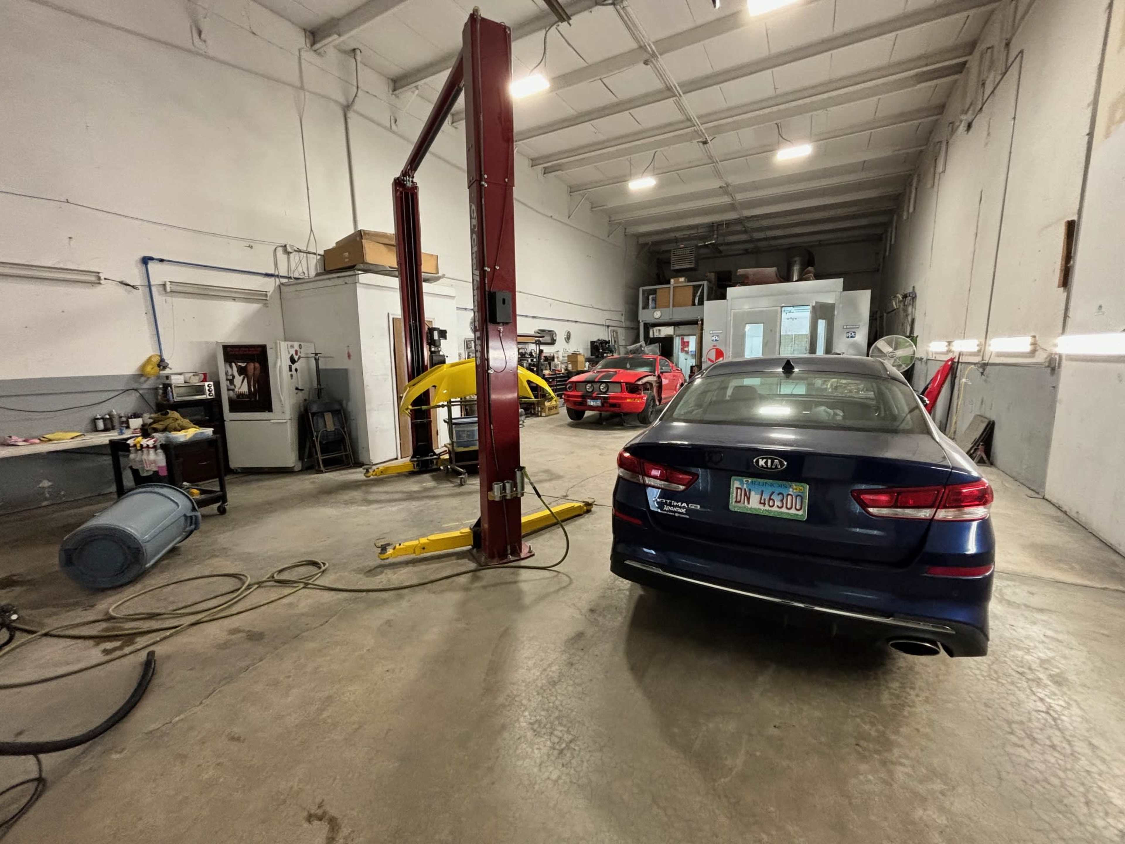 Clean Auto Shop with Full Size Office Image in Frankfort Township, Mokena, IL