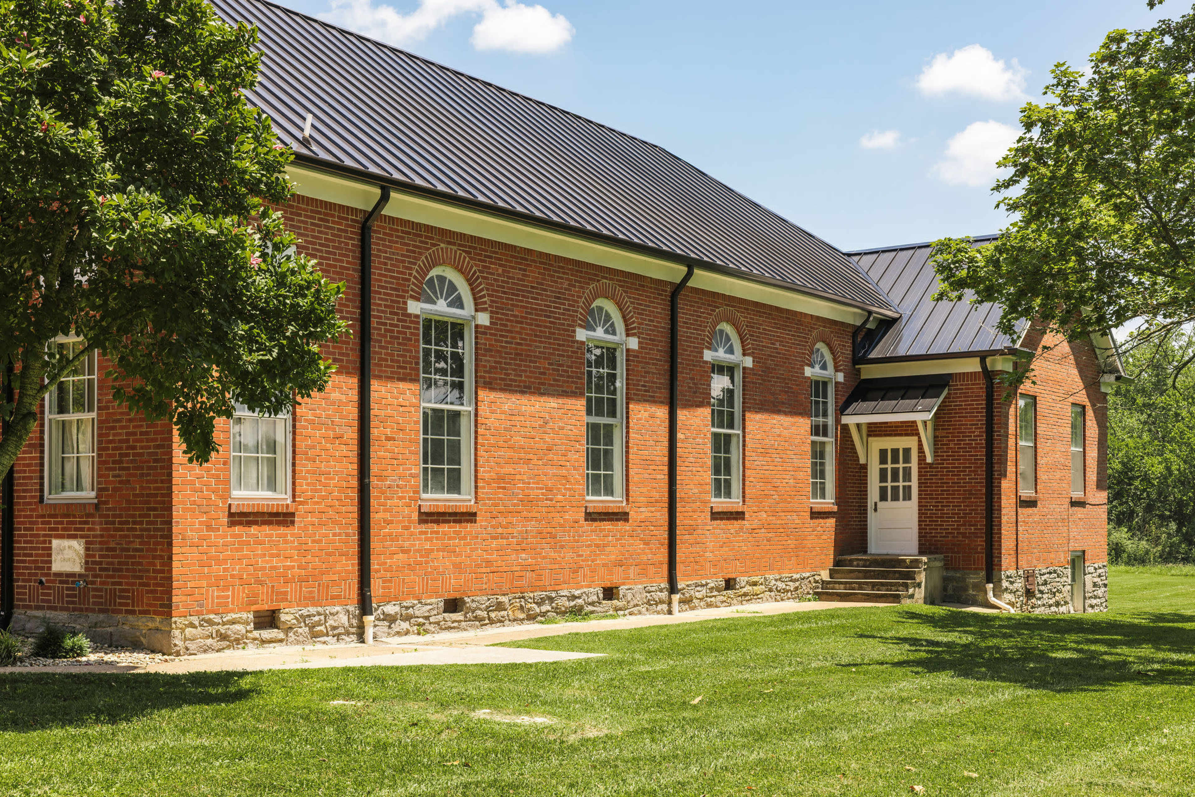 Bright Modern Chapel – Historic Charm Meets Creative Studio Space Image in Bethpage, Bethpage, TN