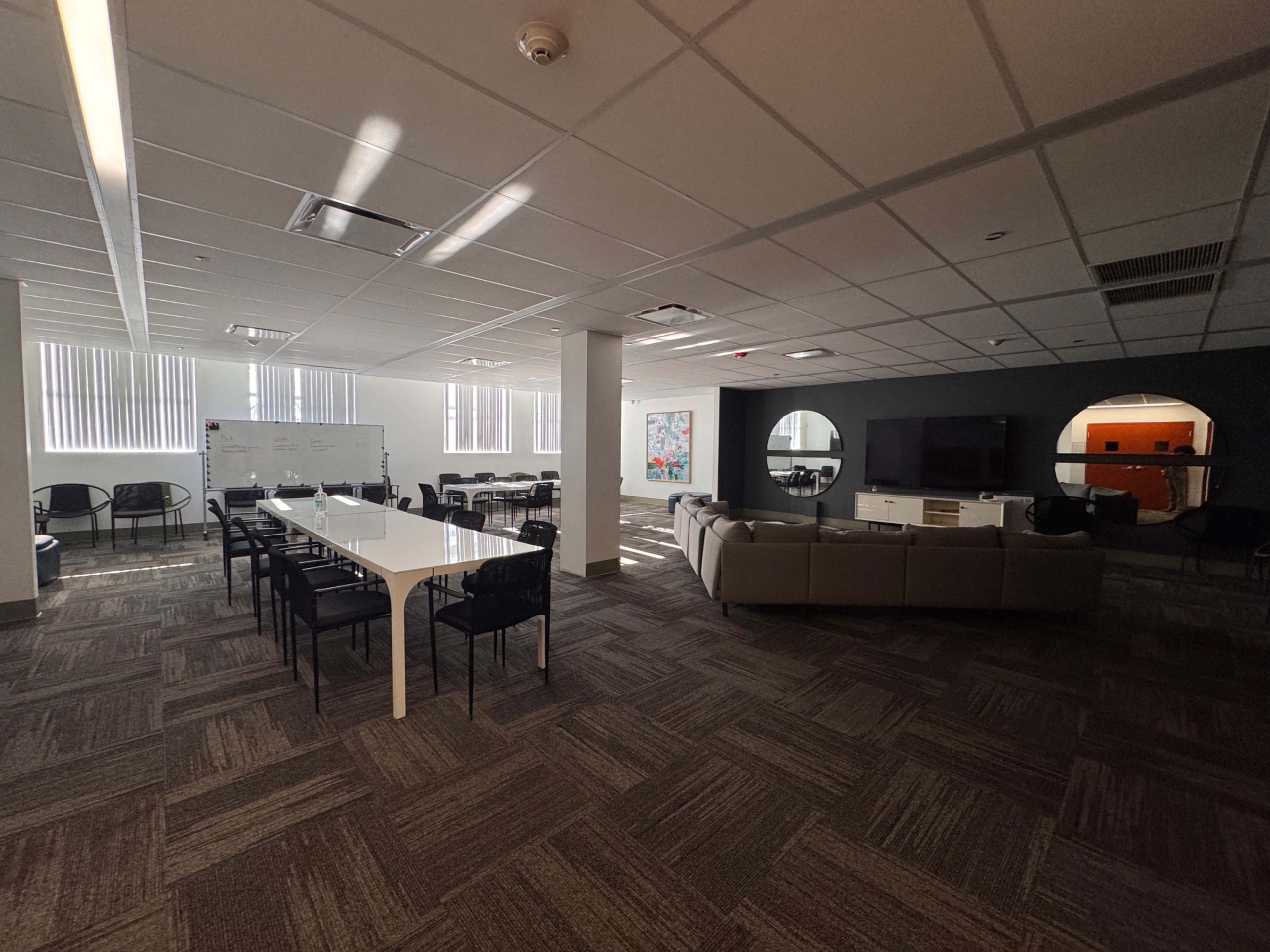 Versatile and Comfortable Meeting Space for Corporate Meetngs & Social Gatherings Image in Greater Grand Crossing, Chicago, IL