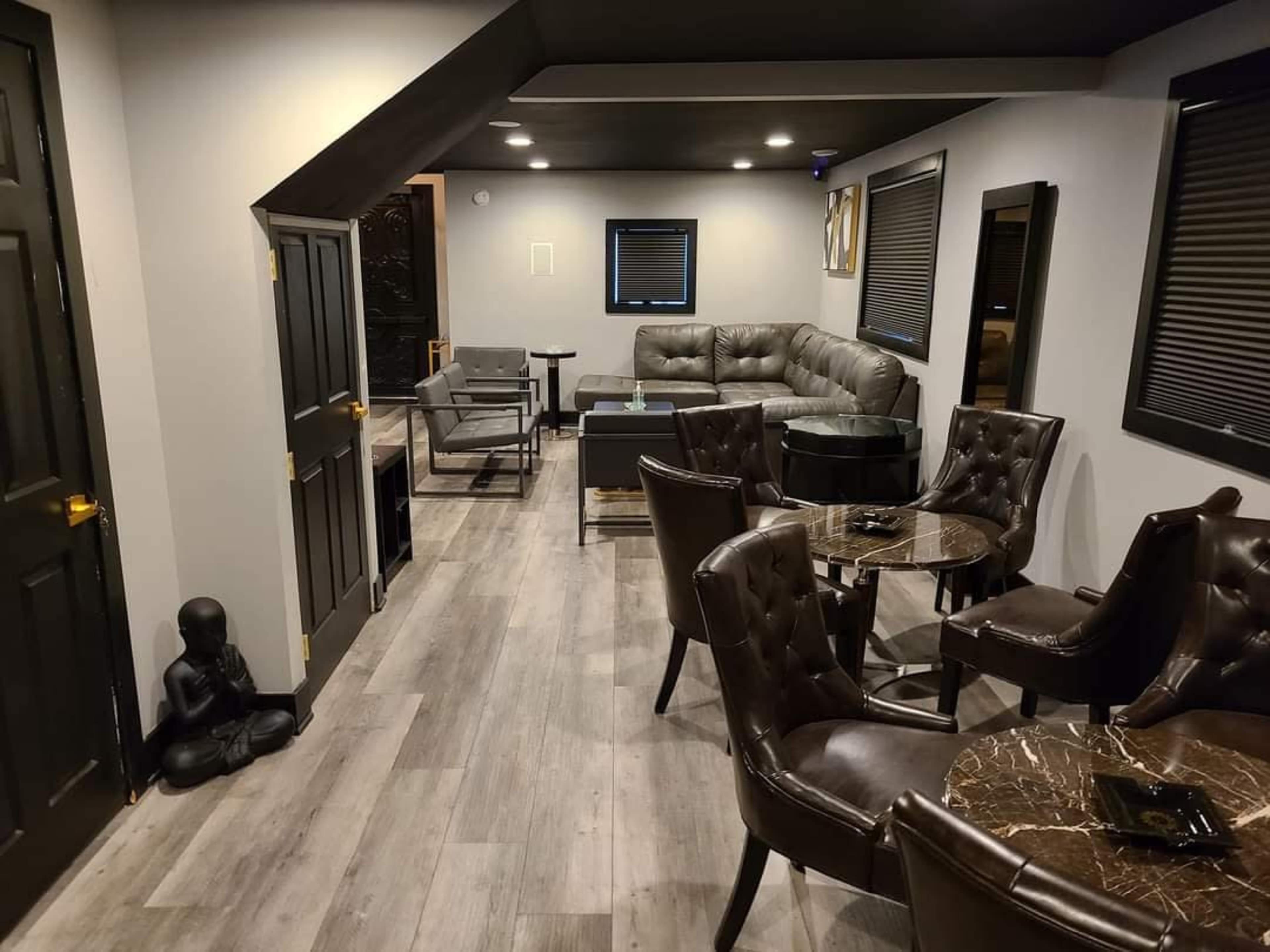 Luxury western suburbs smoke lounge upscale and spacious Image in Lockport Township, Cres hill, IL