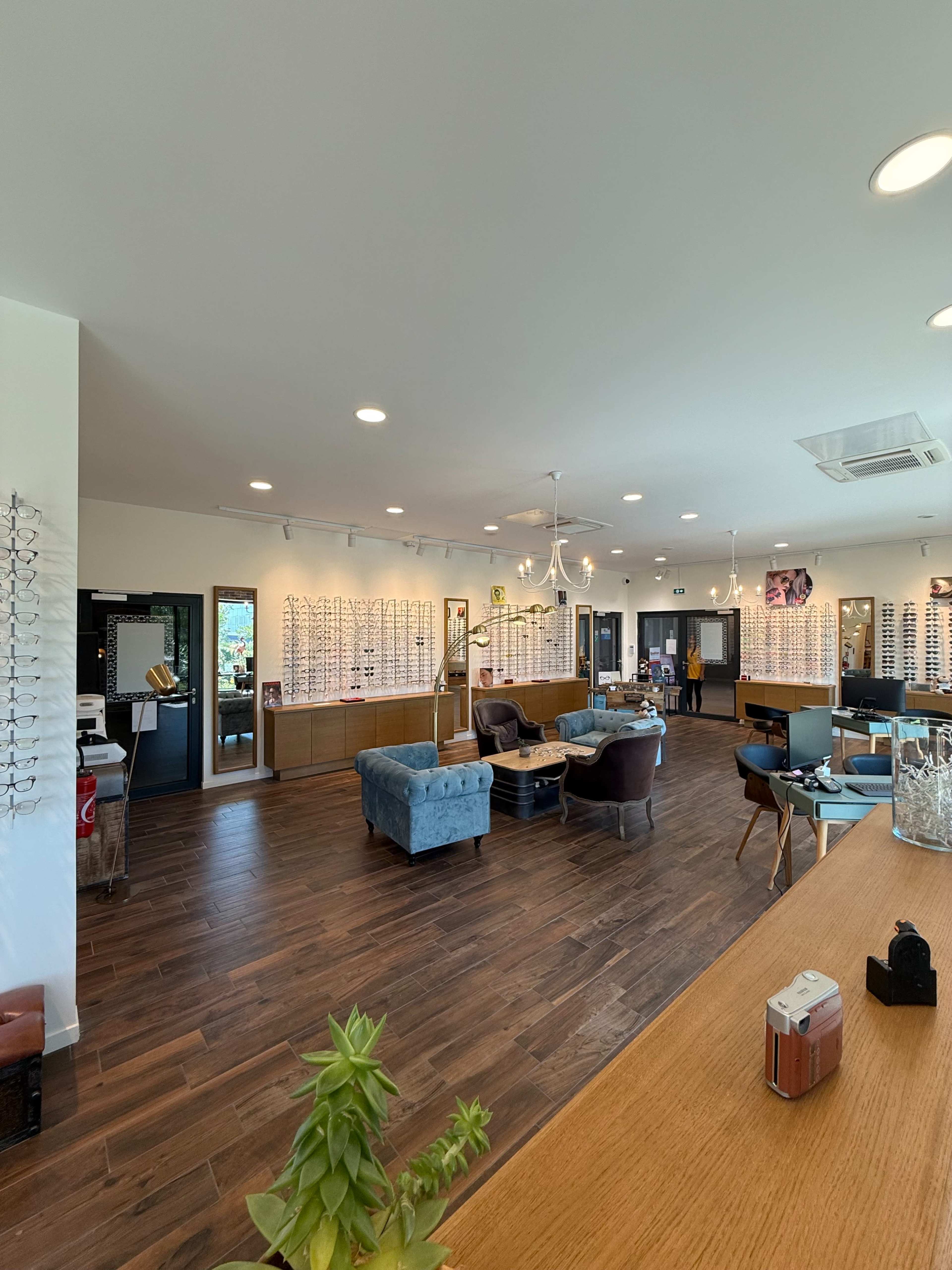 COSY AND VERY BRIGHT COMMERCIAL PREMISES WITH BAY WINDOWS Image in , JOSSIGNY