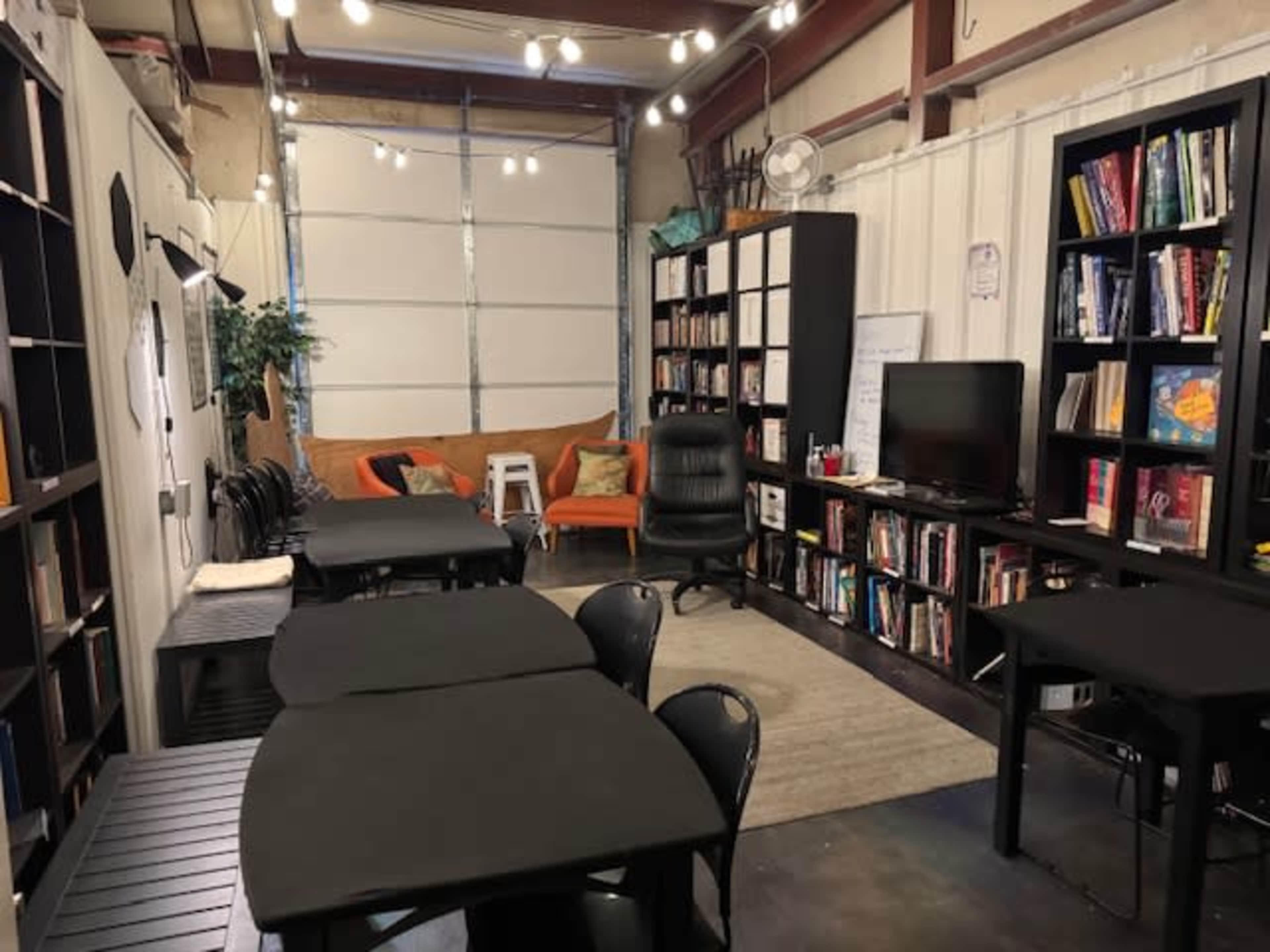 Classroom Library Seats 15