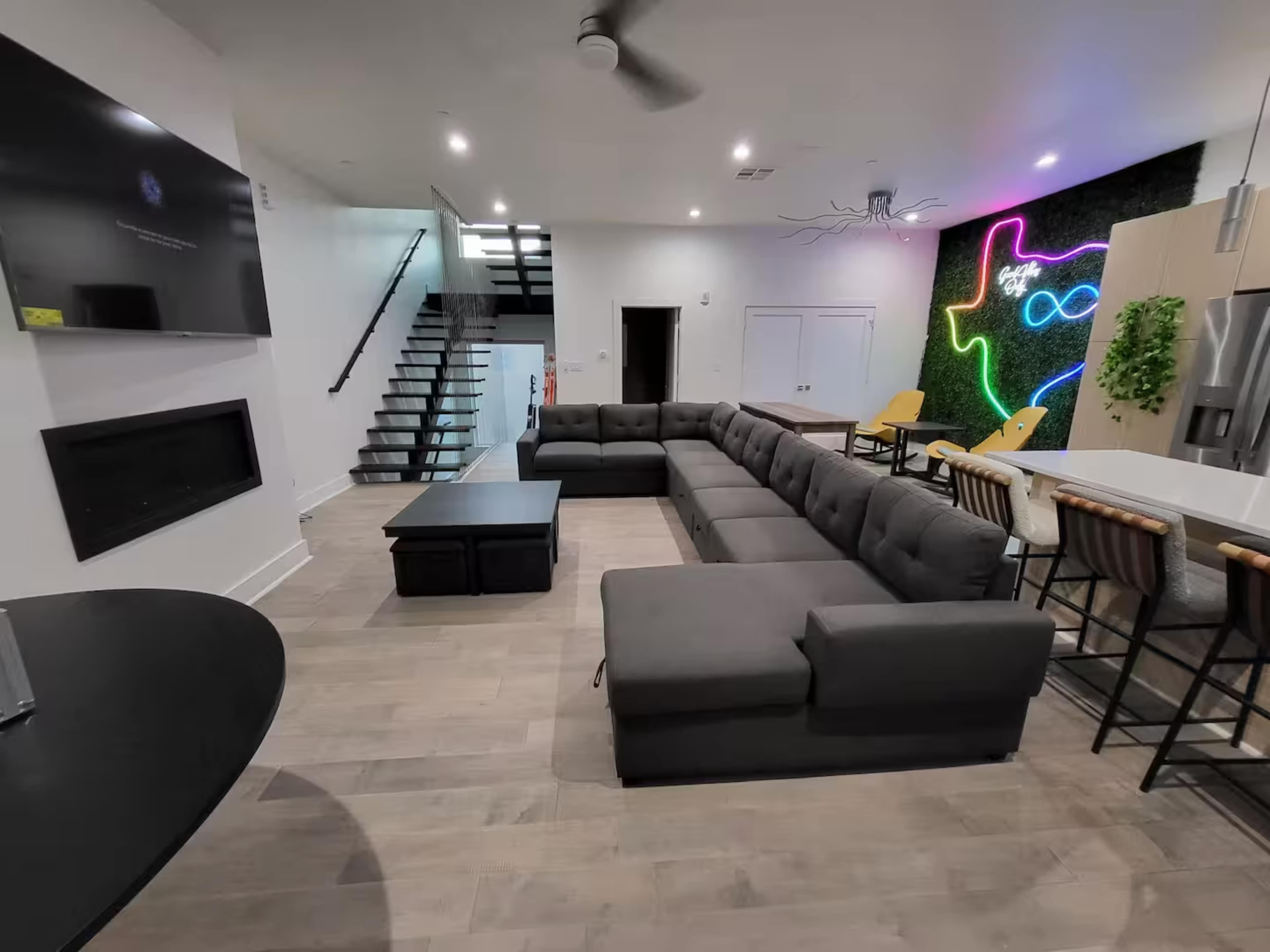 Townhouse with Rooftop Patio Image in Oak Cliff, Dallas, TX