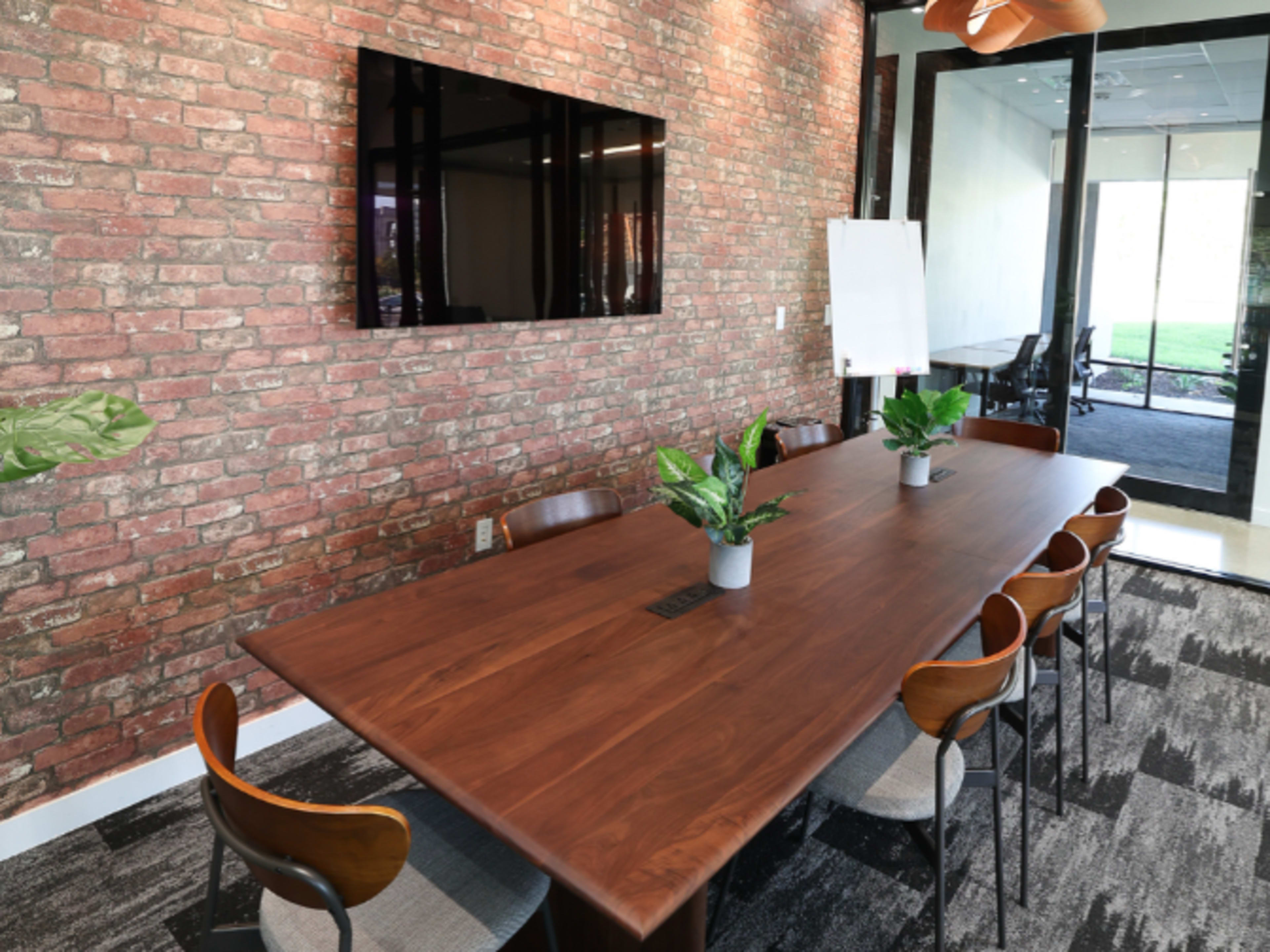 8 People Meeting Room