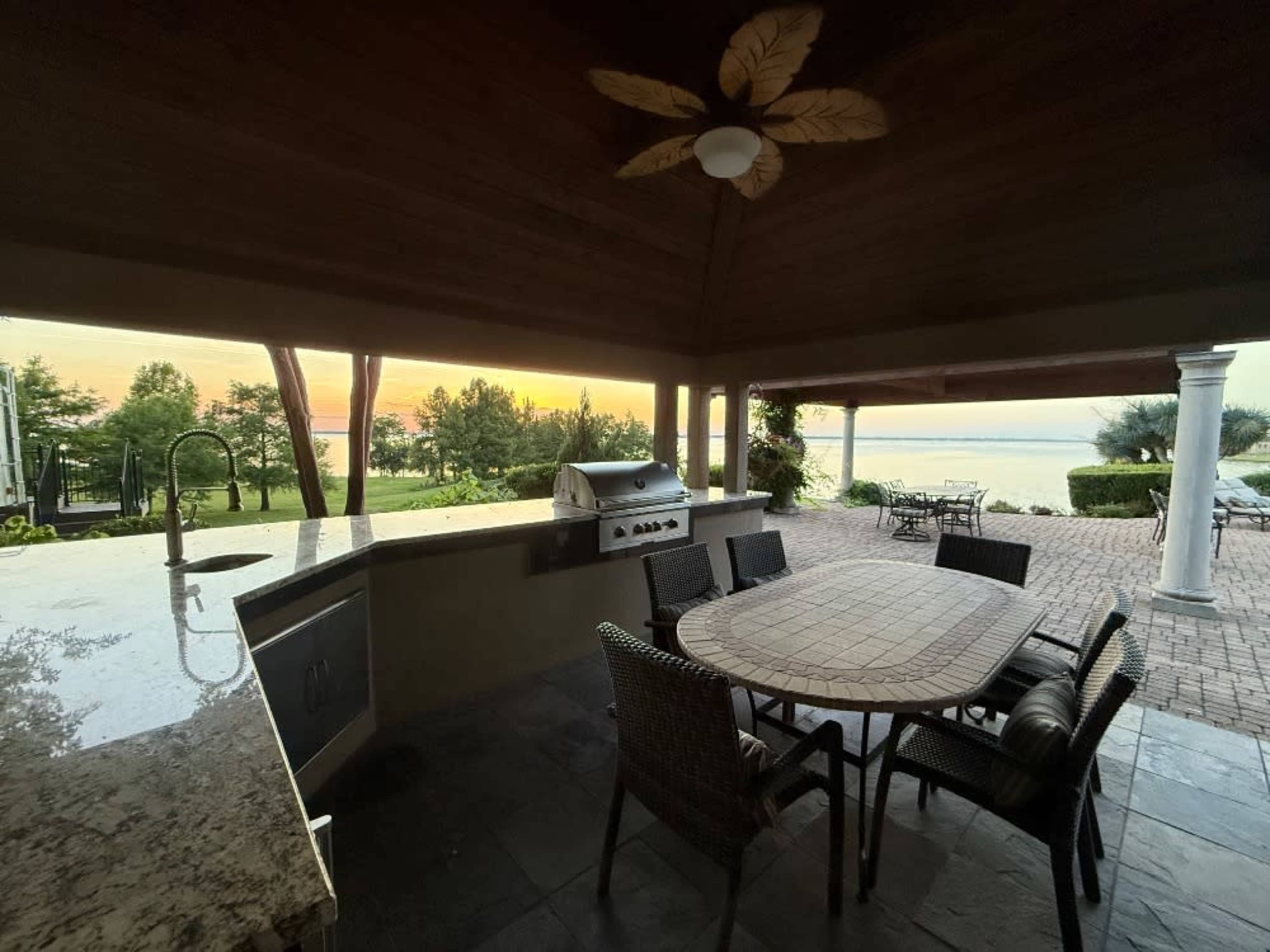 Chef’s Outdoor Kitchen and Premium Grill Access
