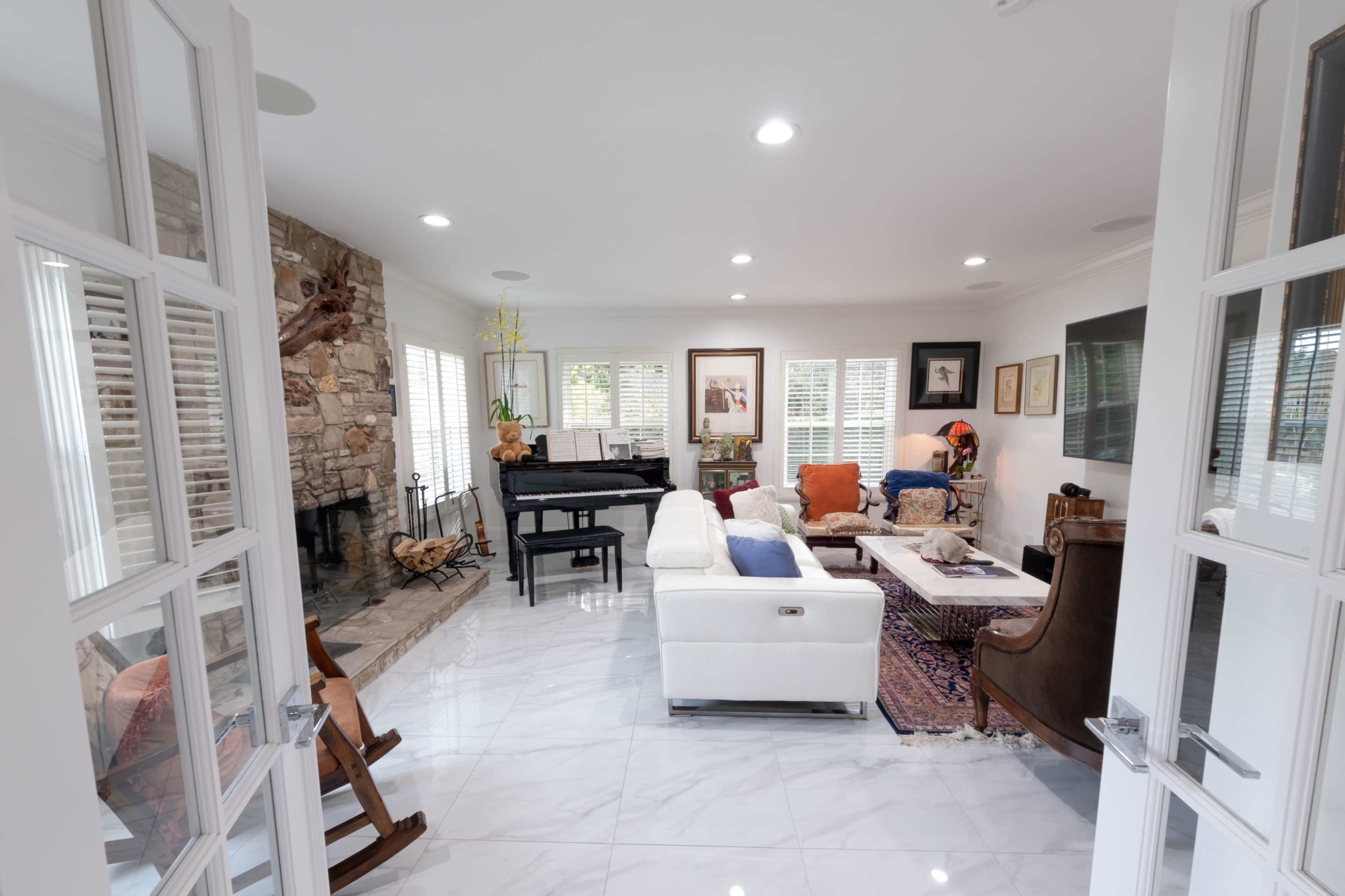 Modern White House tranquil retreat Image in Woodland Hills, WOODLAND HILLS, CA