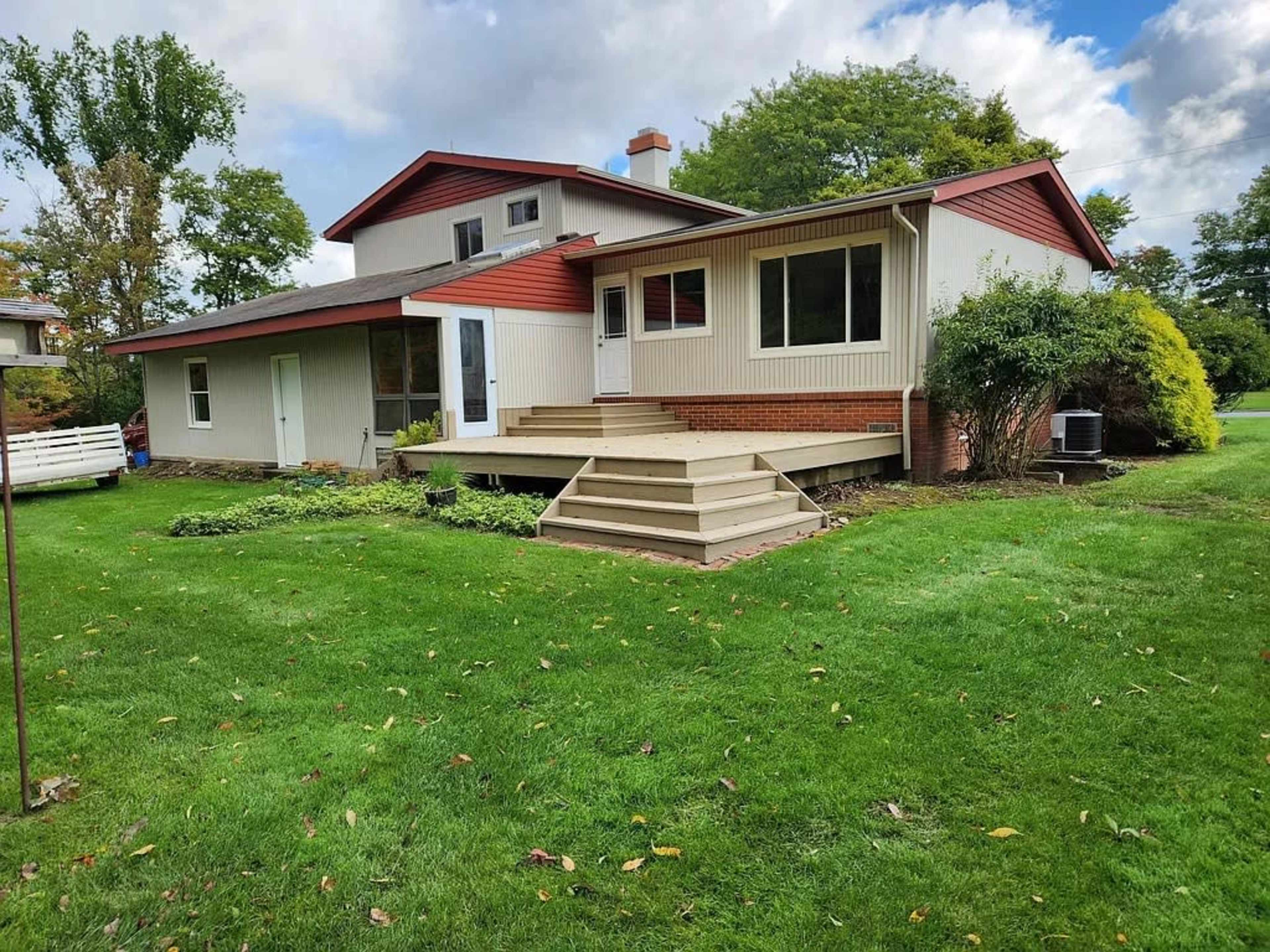 Contemporary Suburban House w/ Lake Image in Murrysville, Murrysville, PA